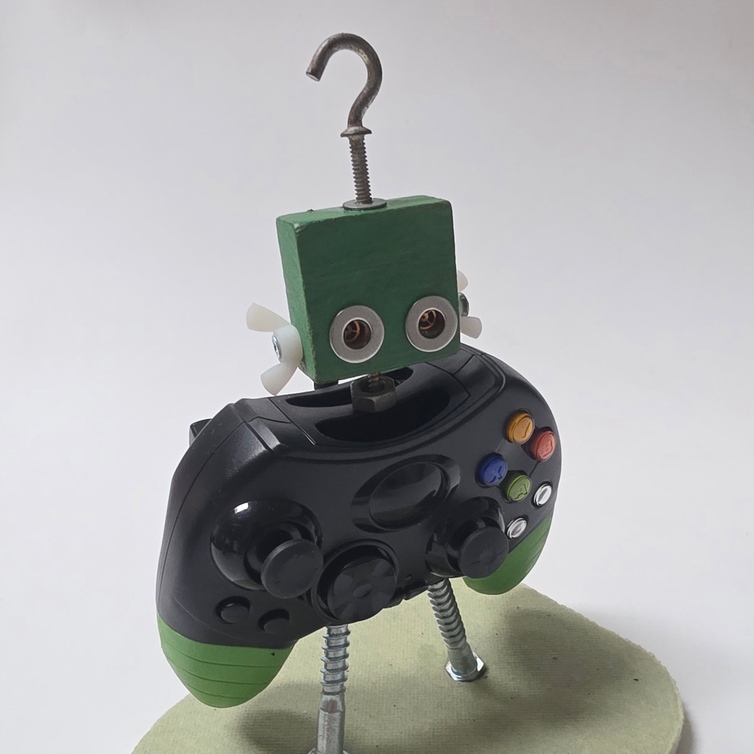 Remade, Reimagined: Upcycled Robot Circuito