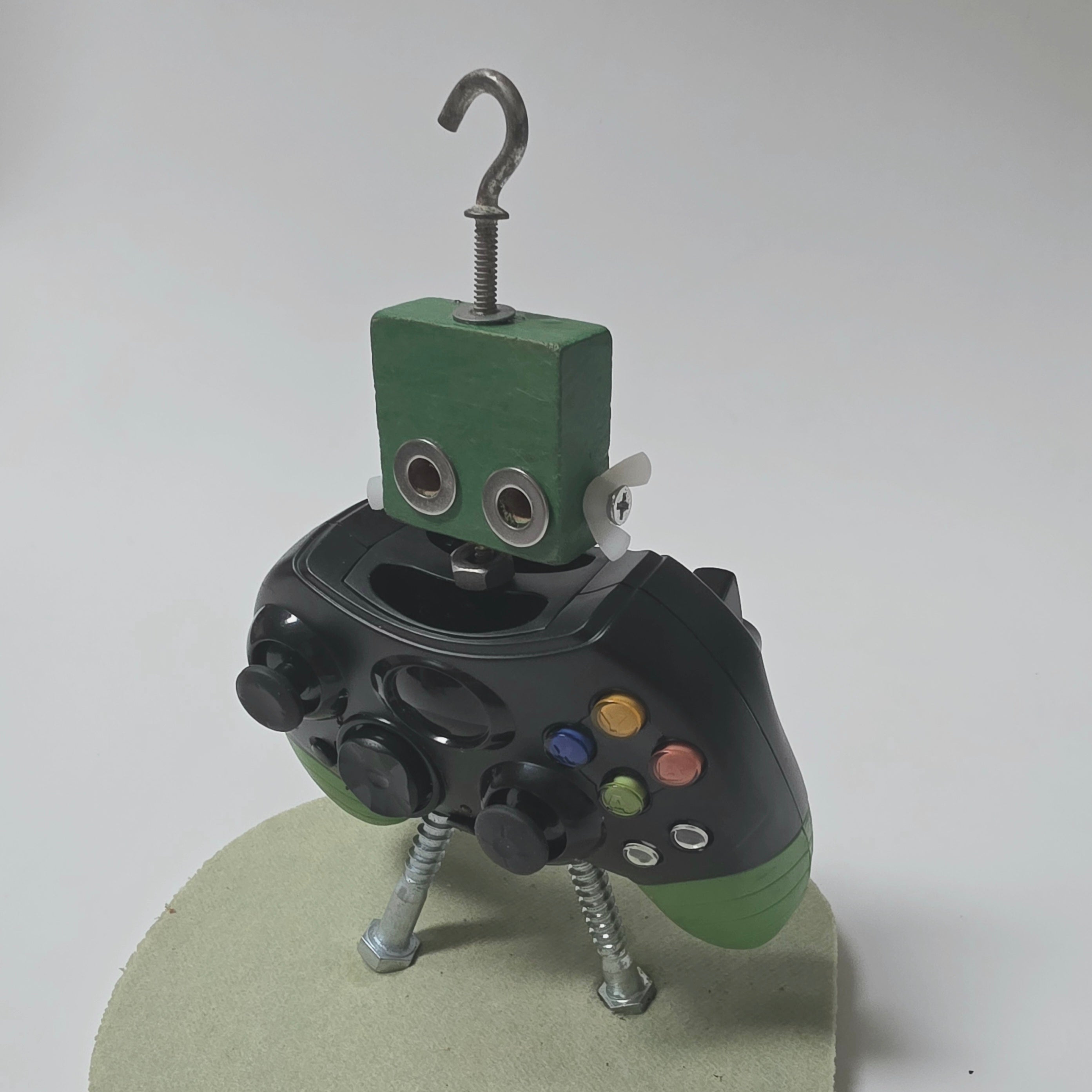 Remade, Reimagined: Upcycled Robot Circuito
