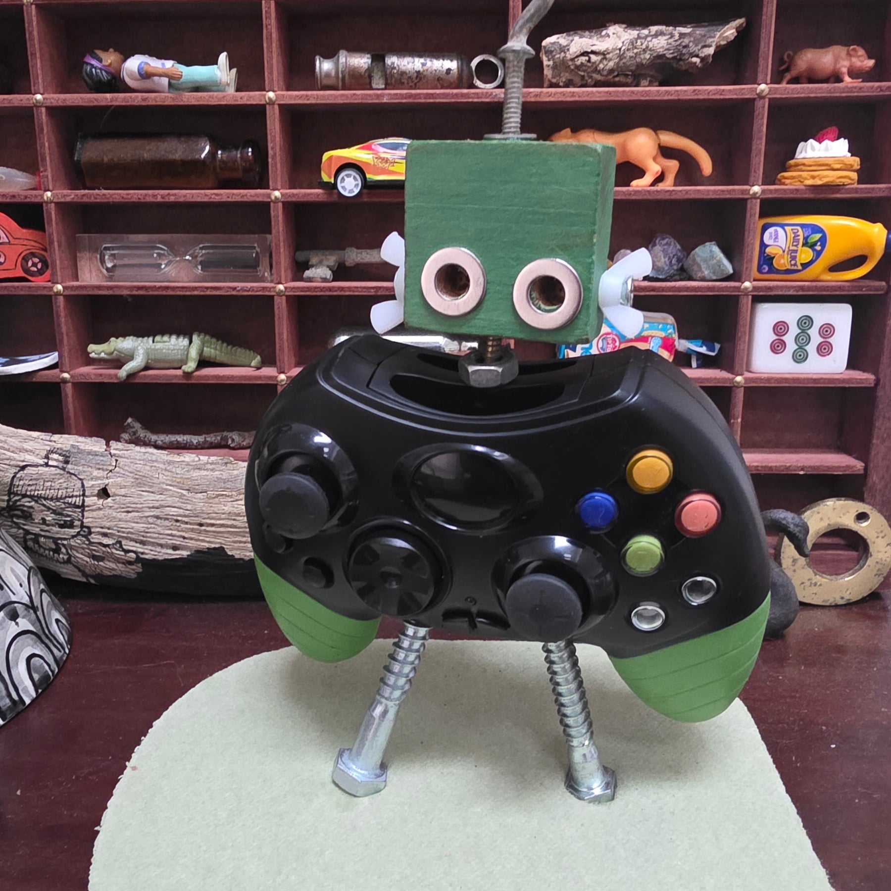 Remade, Reimagined: Upcycled Robot Circuito