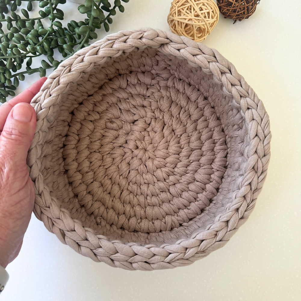 Becreates | Handmade Basket | Beige with handles | Medium | Recycled tshirt yarn