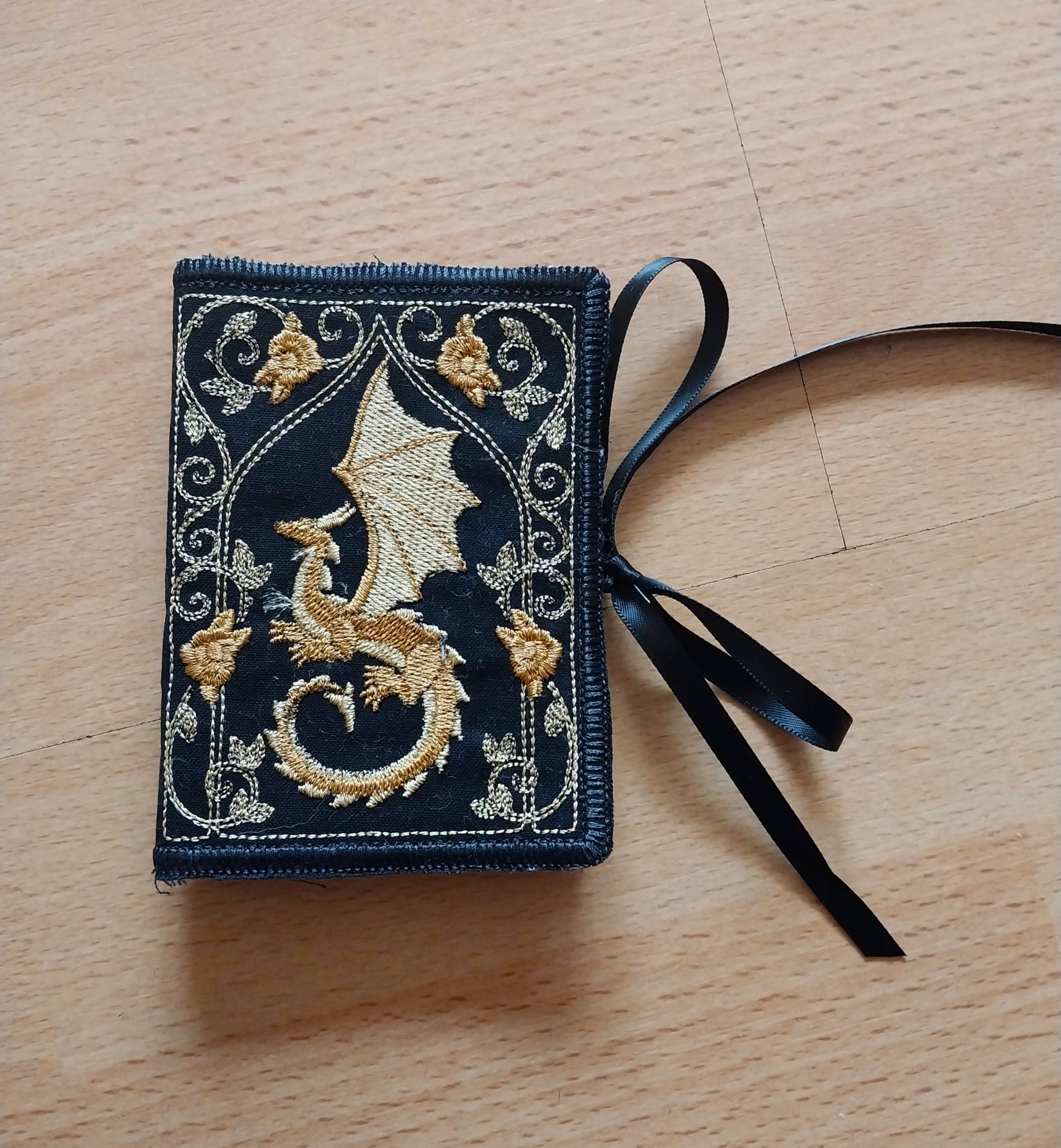 Mythos Dragon Black Needle/Backpack Pins Book