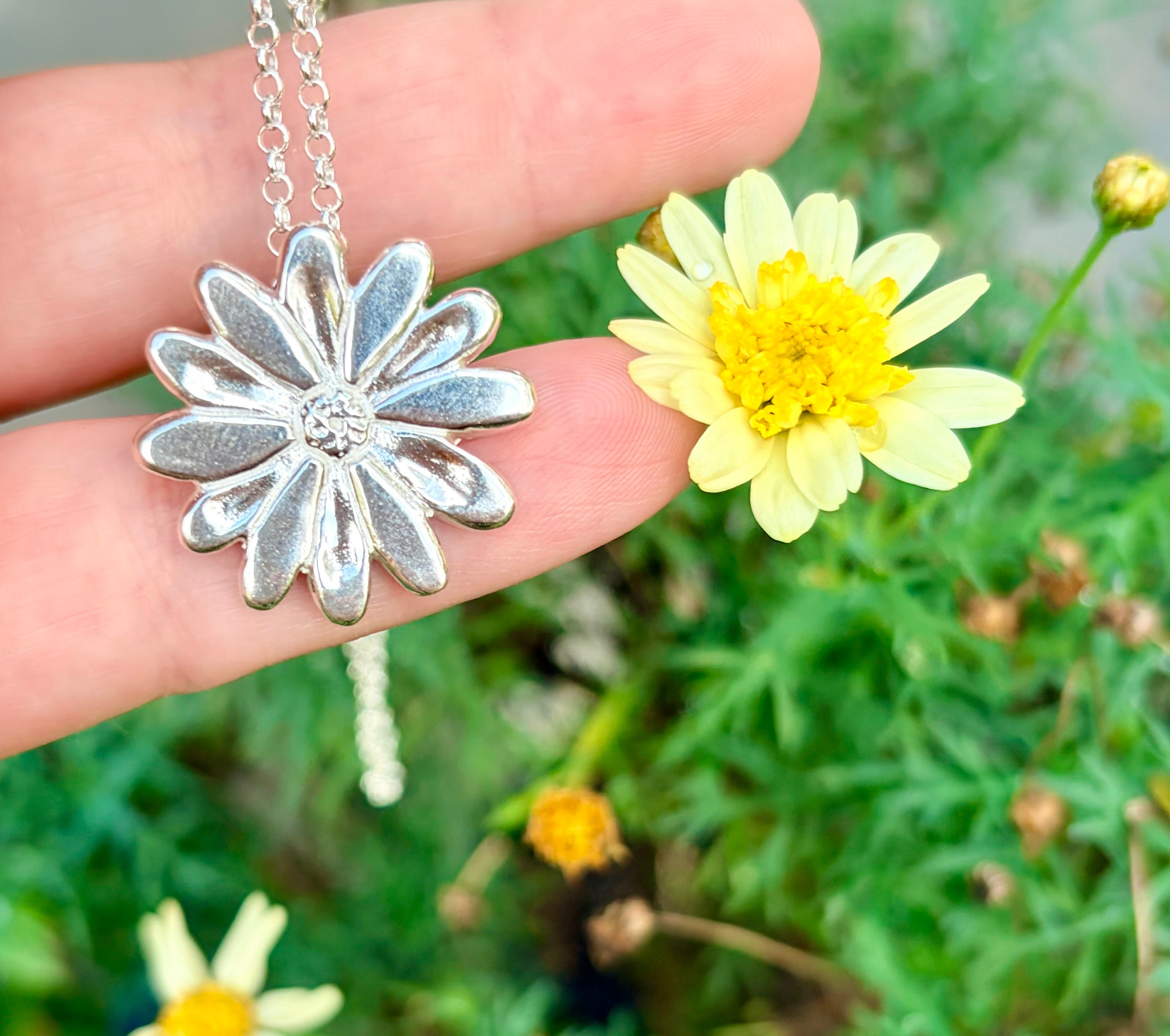 Large Daisy Necklace