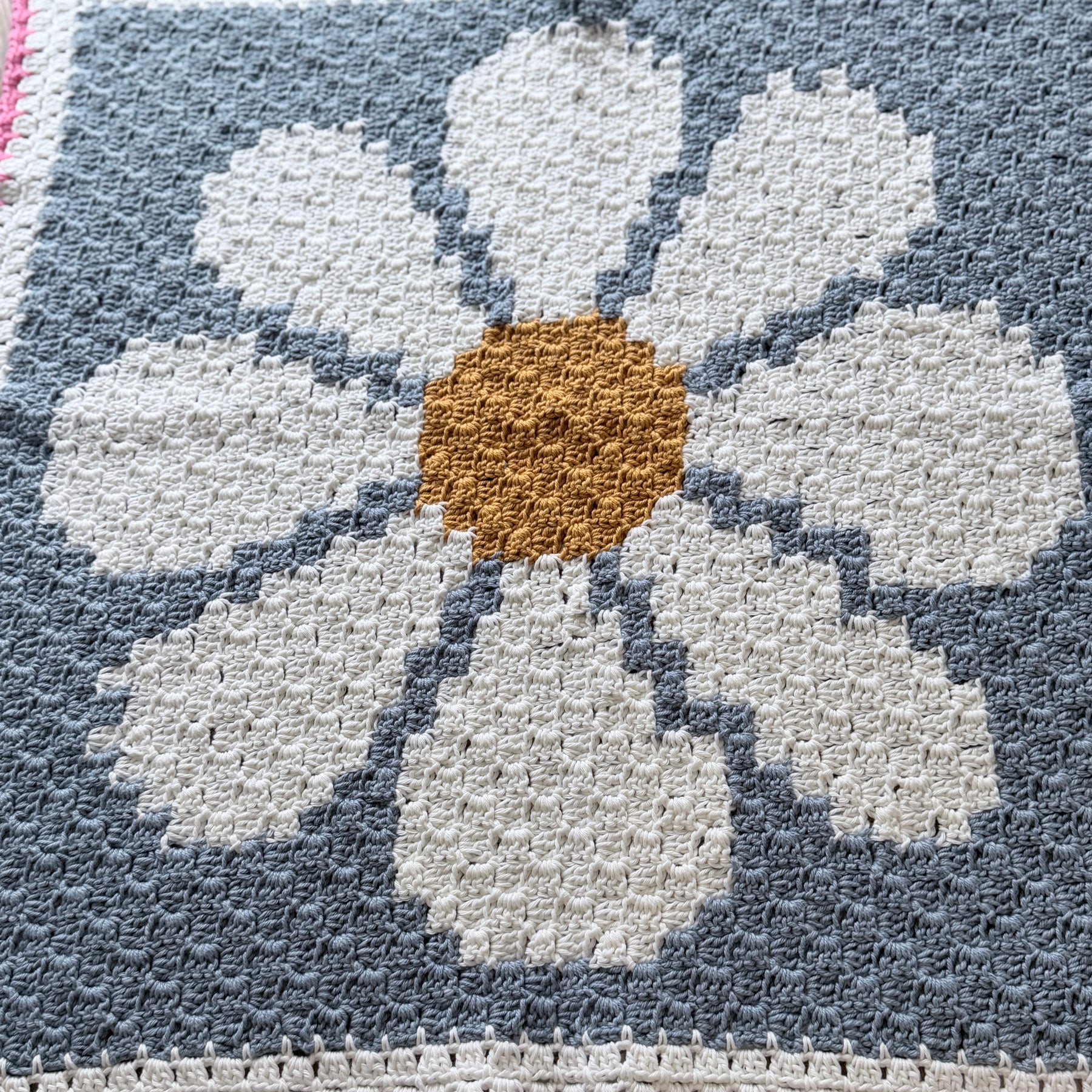 #129 -Daisy Lap Size Blanket/Baby Blanket