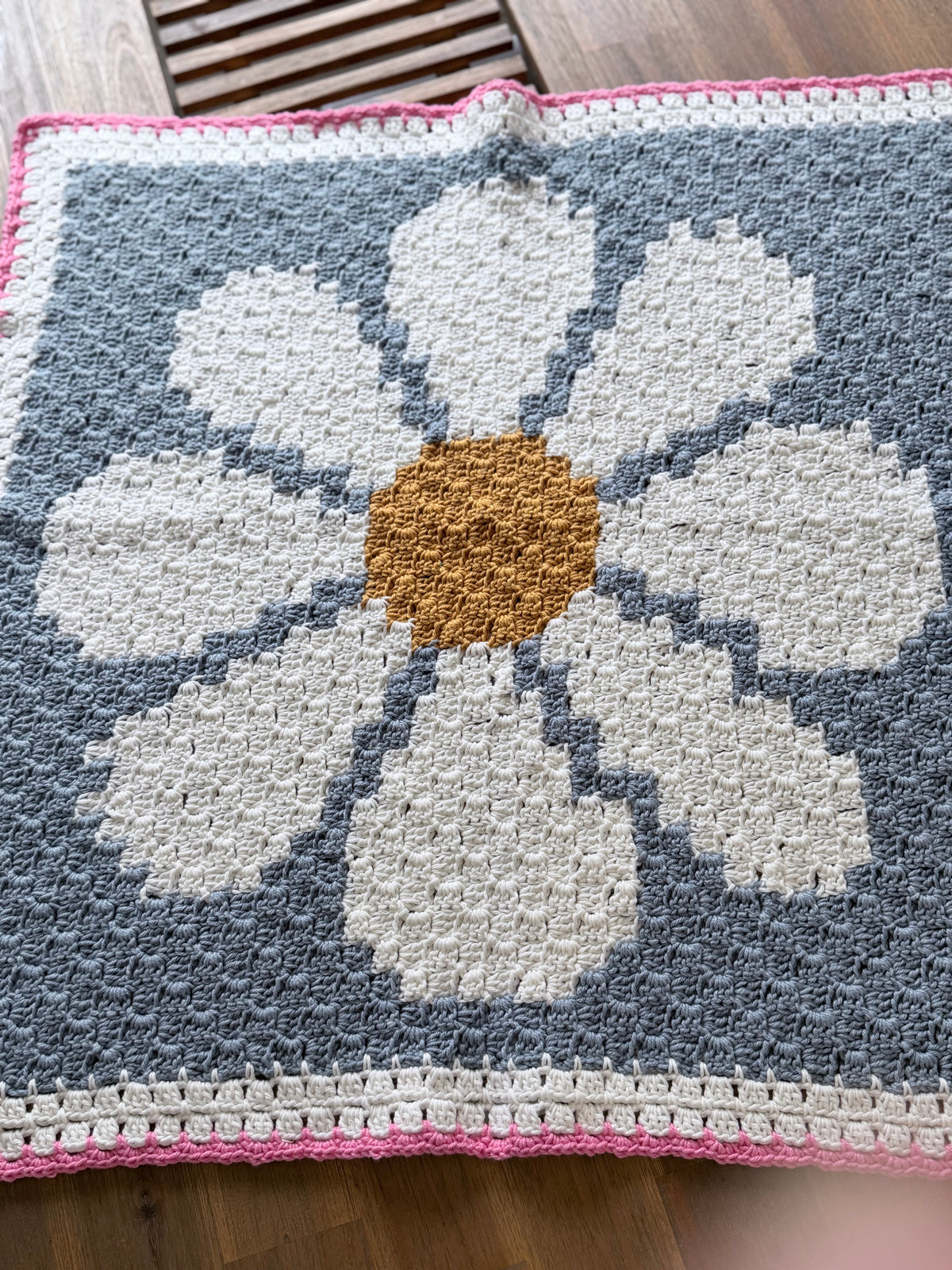 #129 -Daisy Lap Size Blanket/Baby Blanket