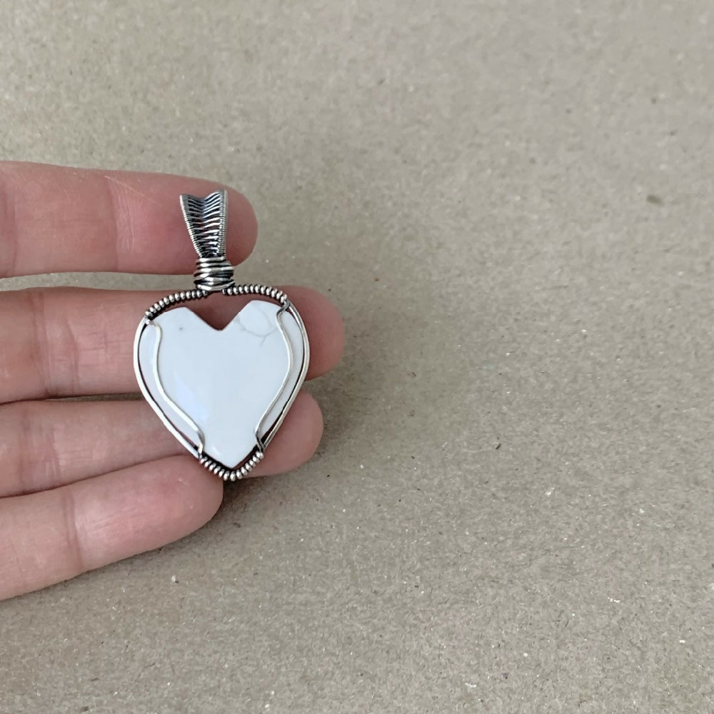 PJS05754_07_HowliteHeartPendant