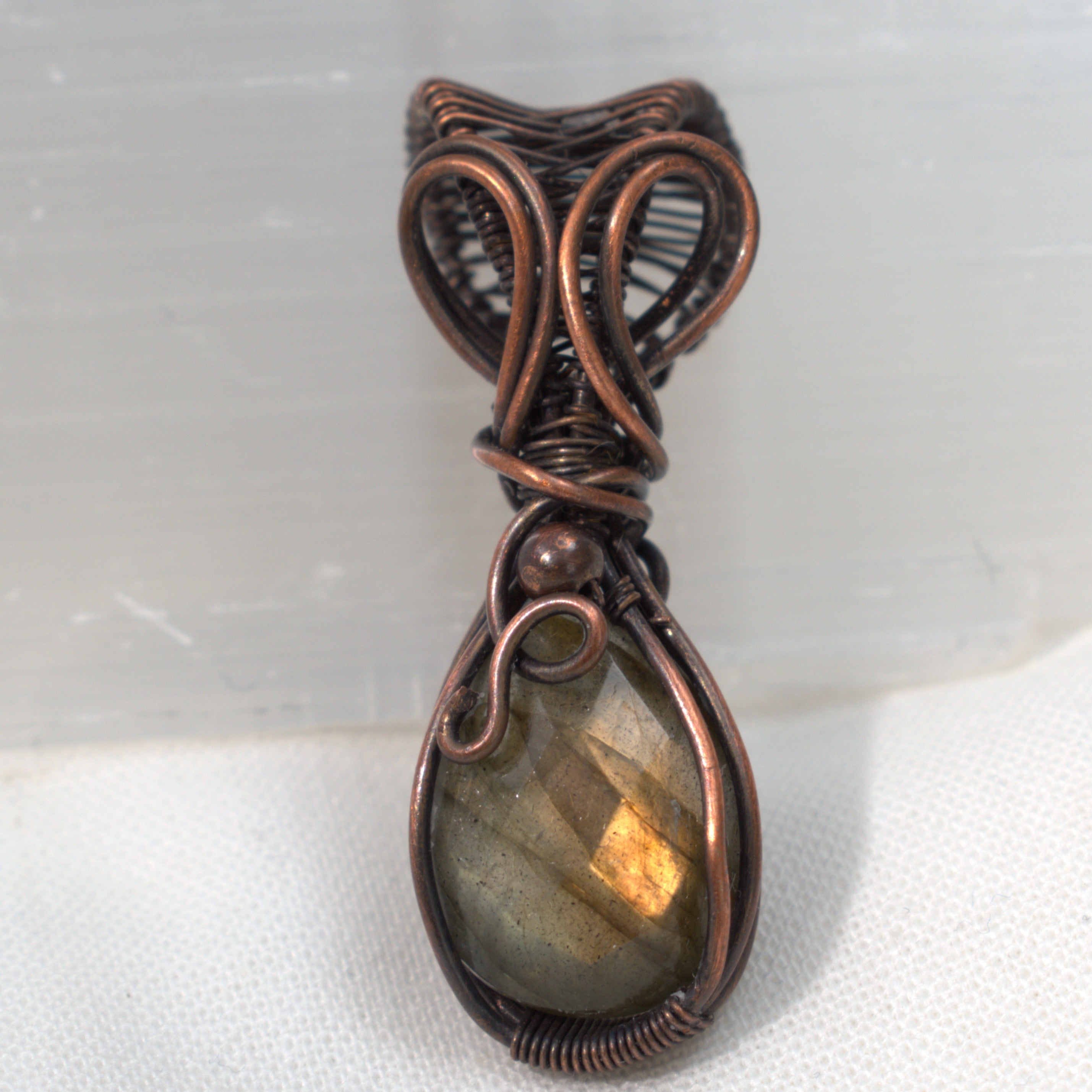 Velvet Glow – Golden Labradorite Copper Wrapped Keepsake Pendant