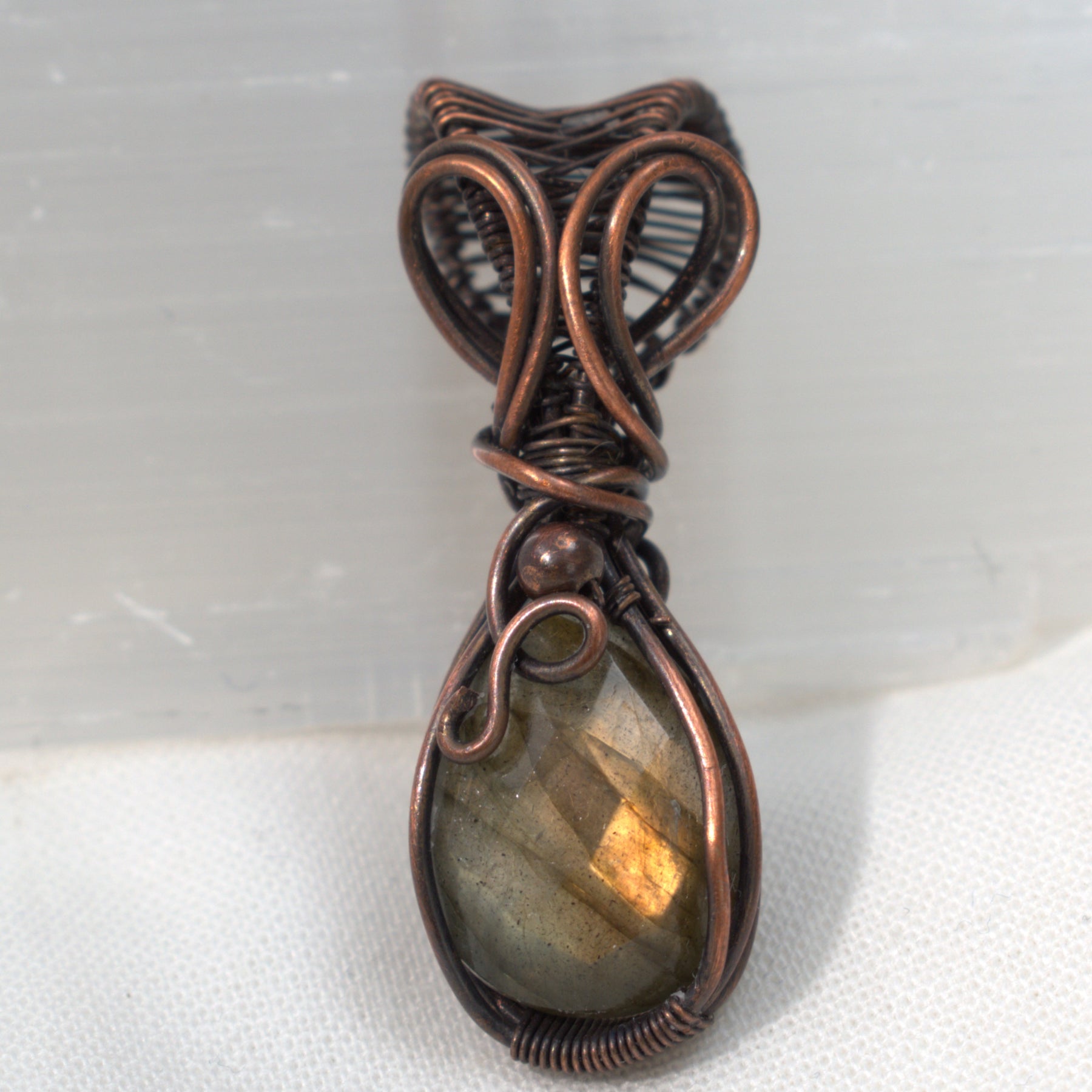 Velvet Glow – Golden Labradorite Copper Wrapped Keepsake Pendant