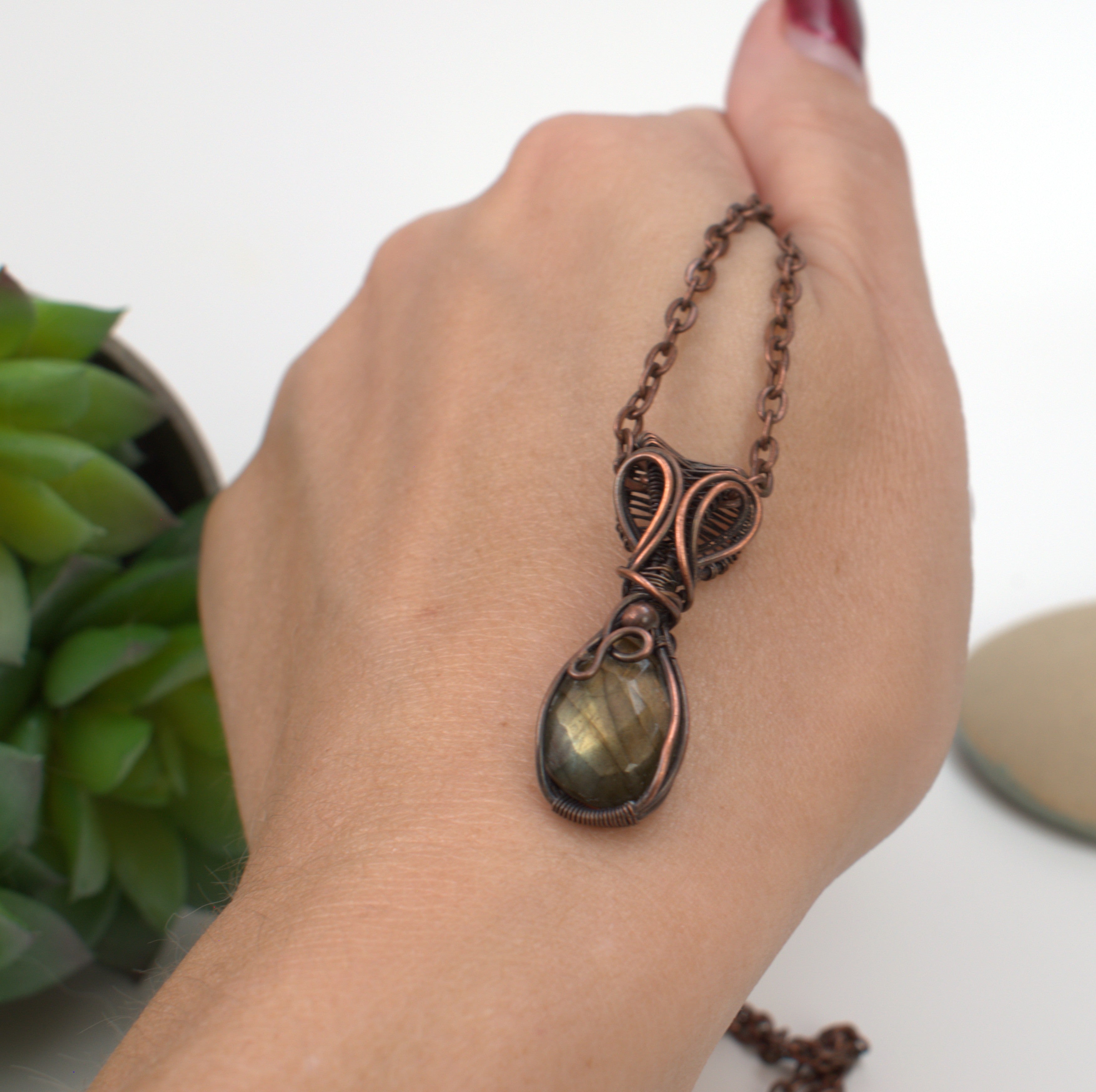 Velvet Glow – Golden Labradorite Copper Wrapped Keepsake Pendant