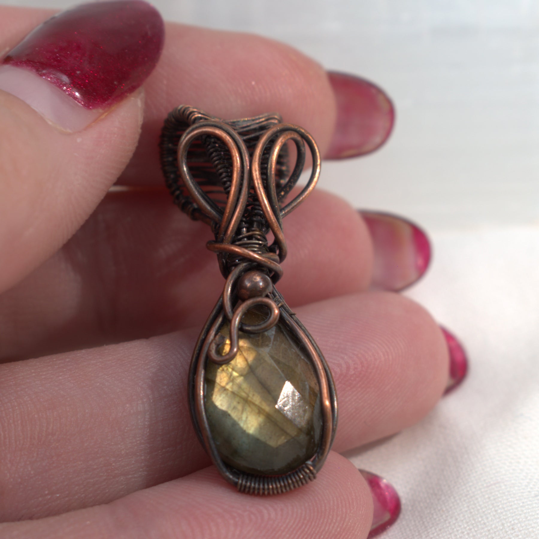 Velvet Glow – Golden Labradorite Copper Wrapped Keepsake Pendant