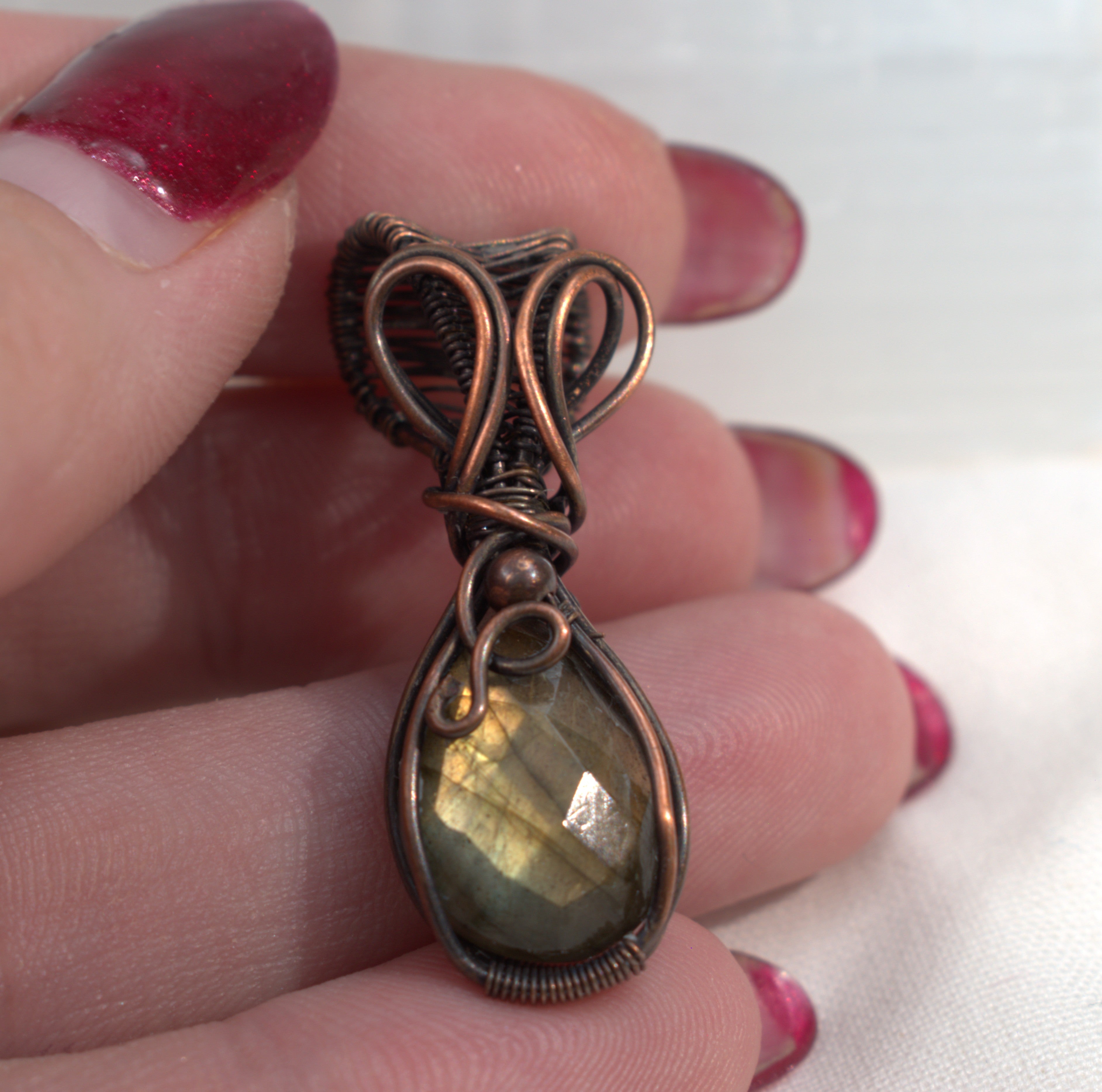 Velvet Glow – Golden Labradorite Copper Wrapped Keepsake Pendant