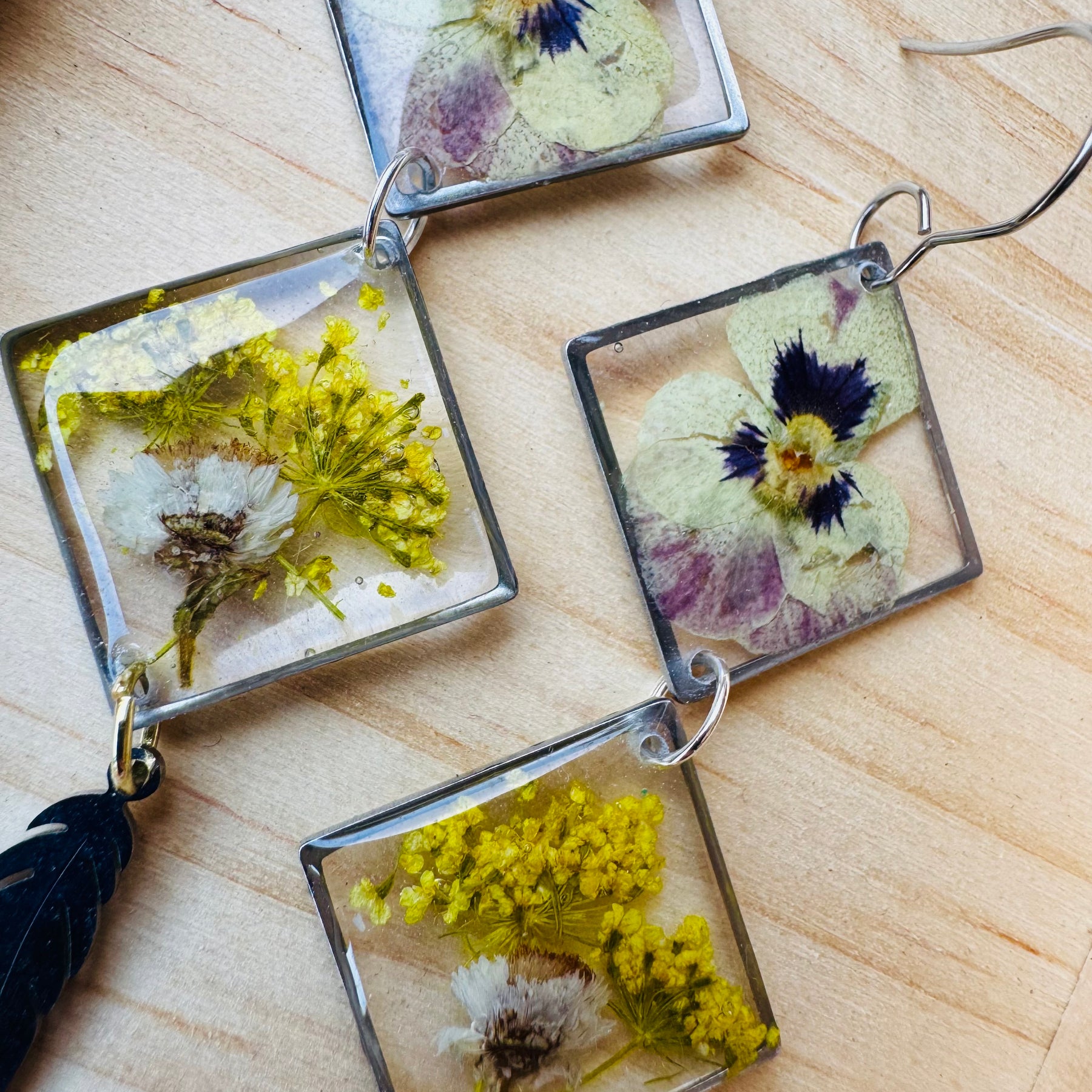 Double rhombus pansy pressed flower resin earrings
