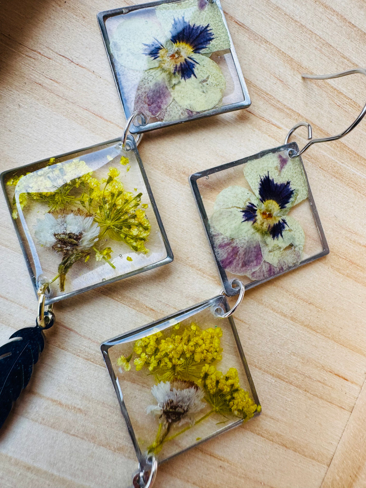 Double rhombus pansy pressed flower resin earrings