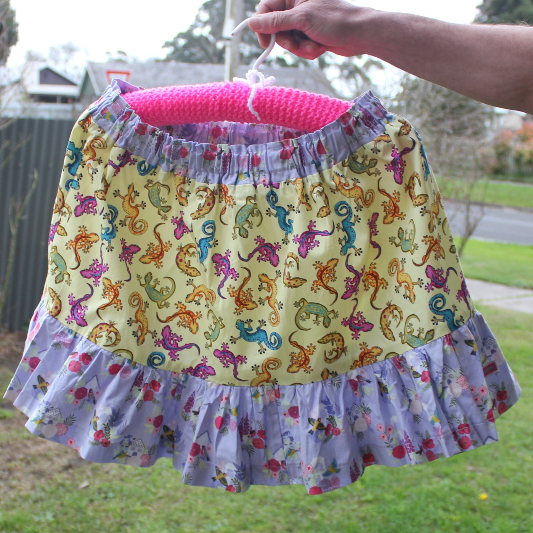 Womens Size Medium, Short Skirt, Lizards/Country Floral.