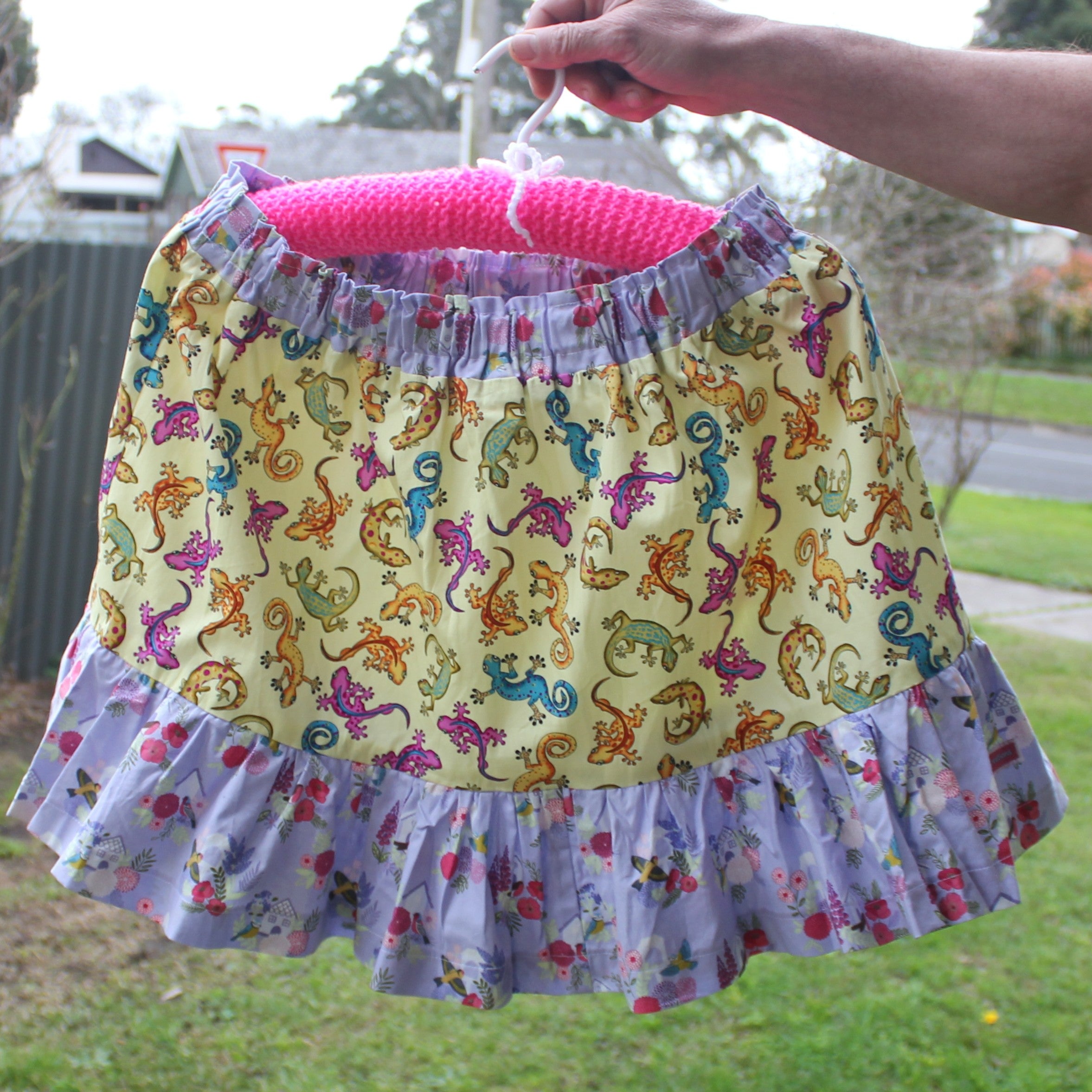 Womens Size Medium, Short Skirt, Lizards/Country Floral.