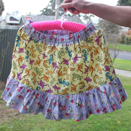 Womens Size Medium, Short Skirt, Lizards/Country Floral.
