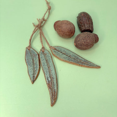Ceramic handcrafted leaf tags – set of 3