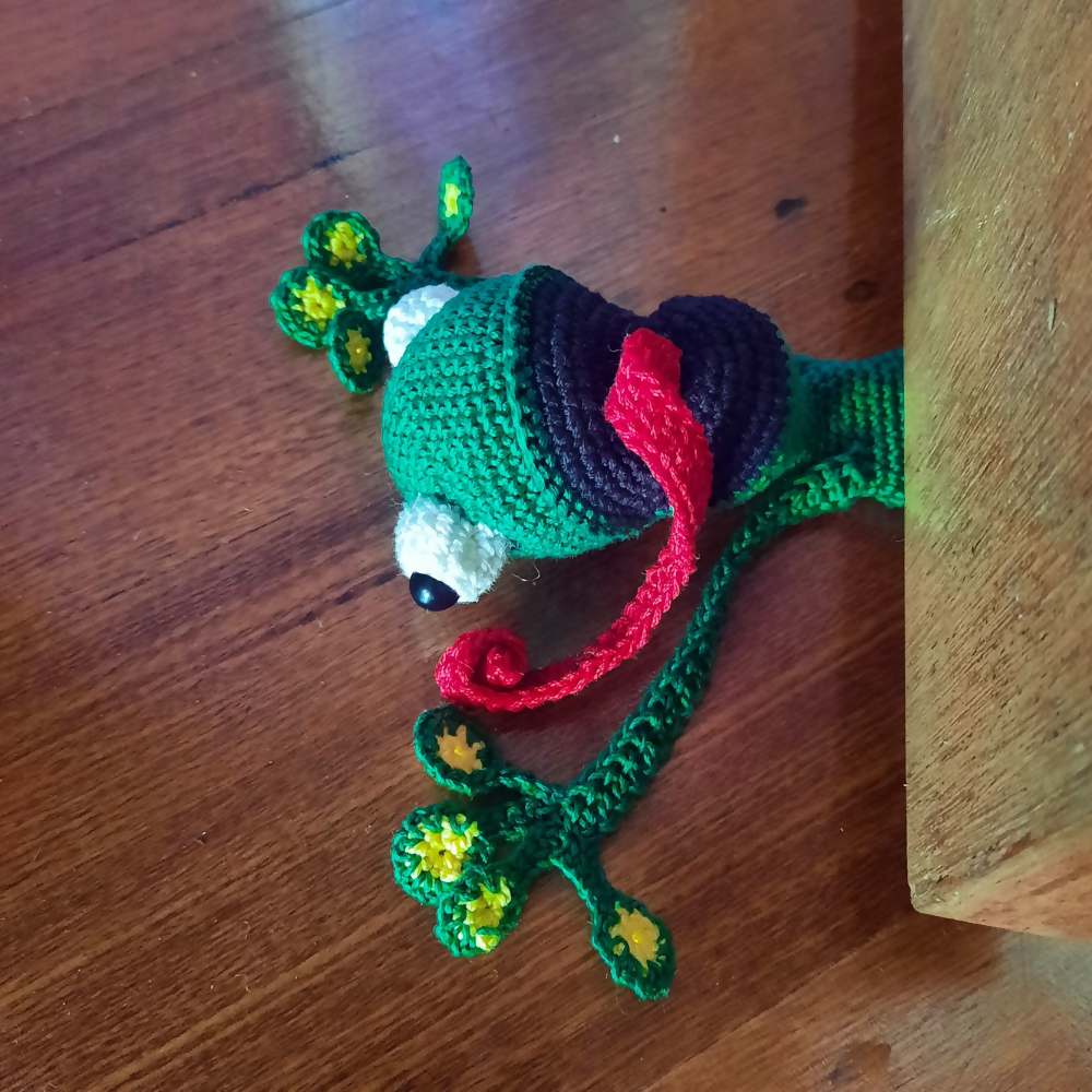 Squashed-frog-doorstop-forest-green-head--Australian-made-watch-the-birdy-crochet