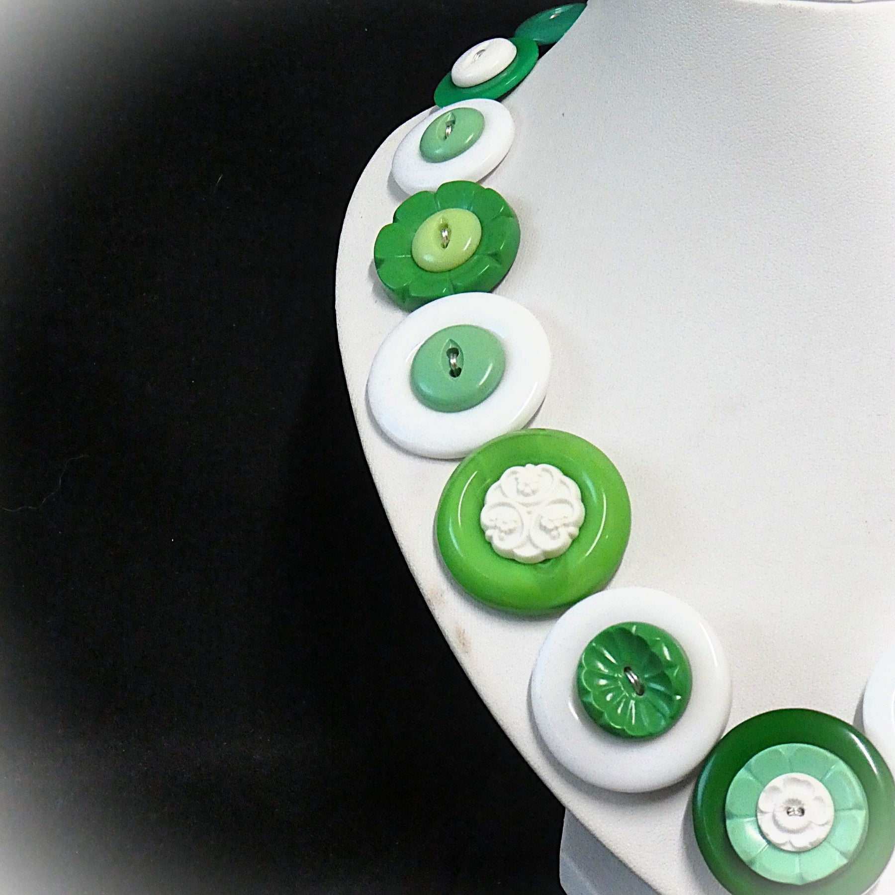 Button necklace - Green flowers
