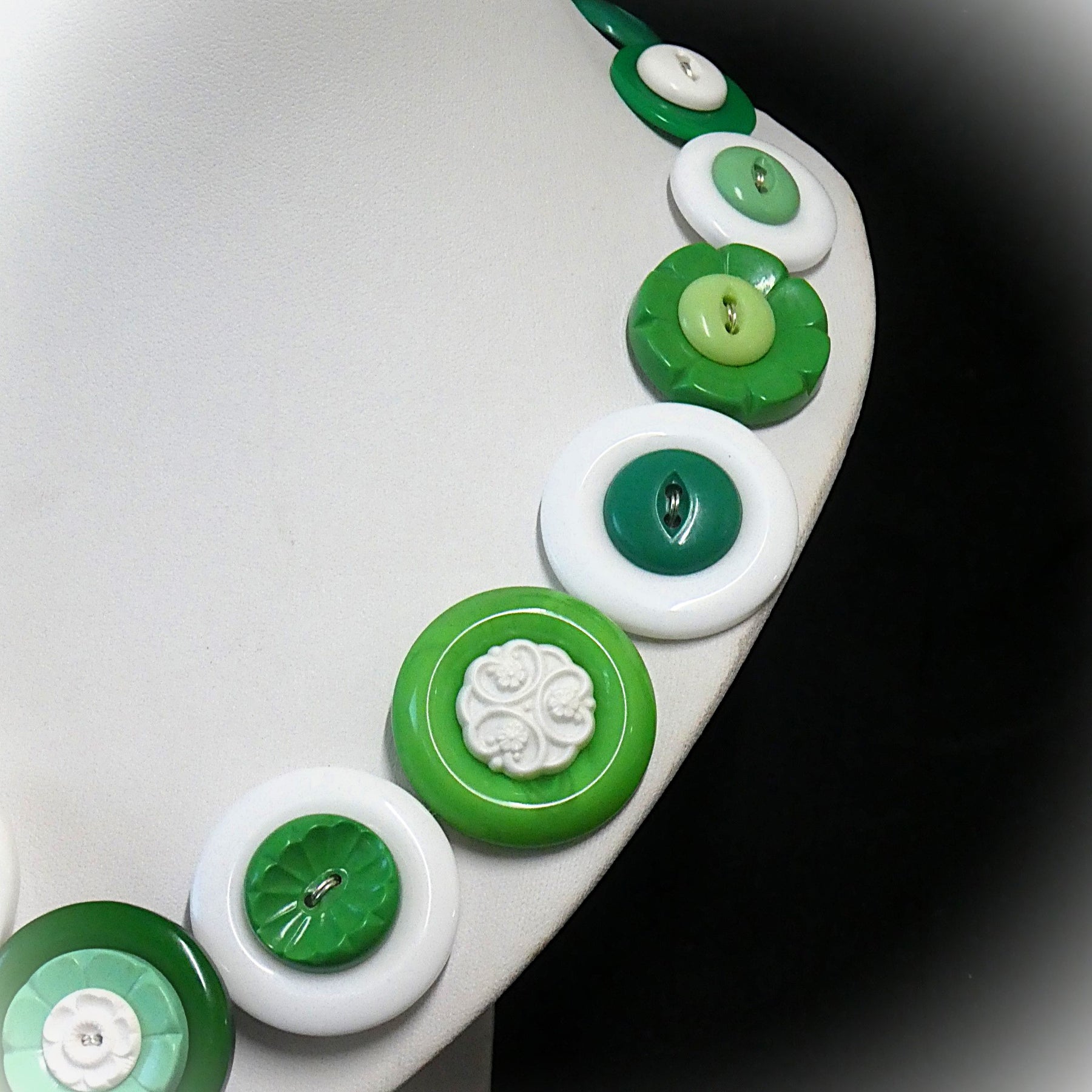 Button necklace - Green flowers