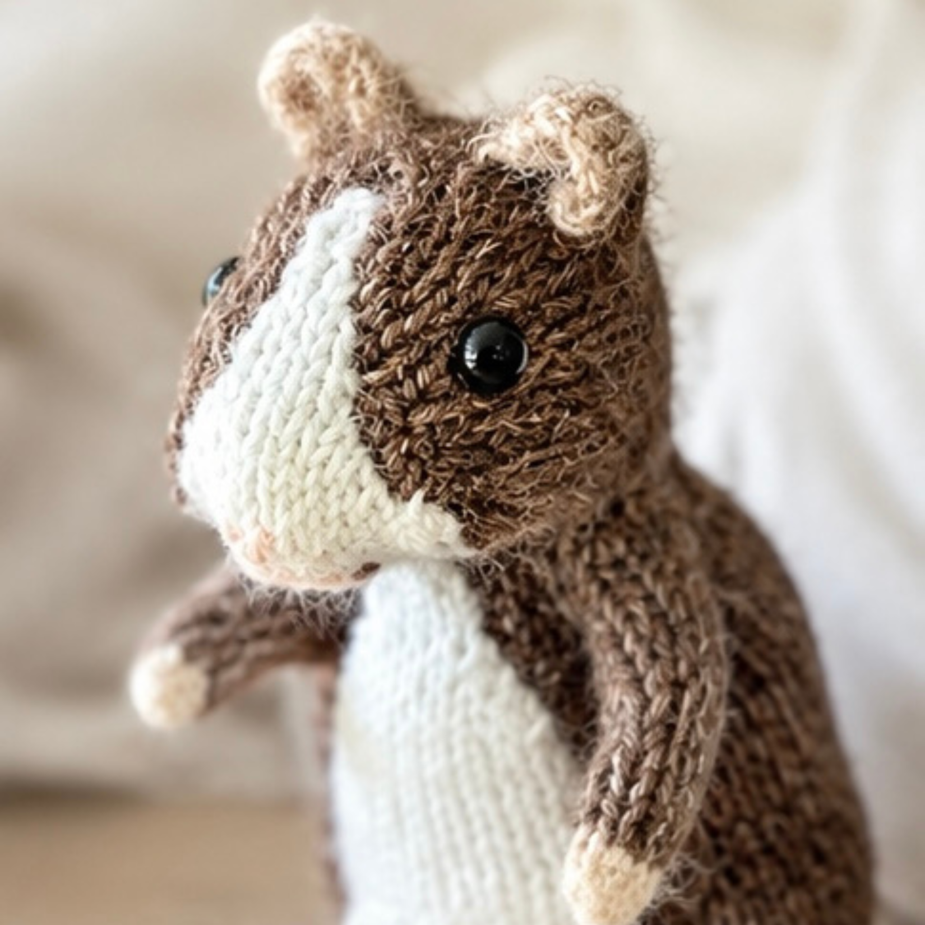 Poseable Guinea Pig Fibre Art Figurine, 12cm tall