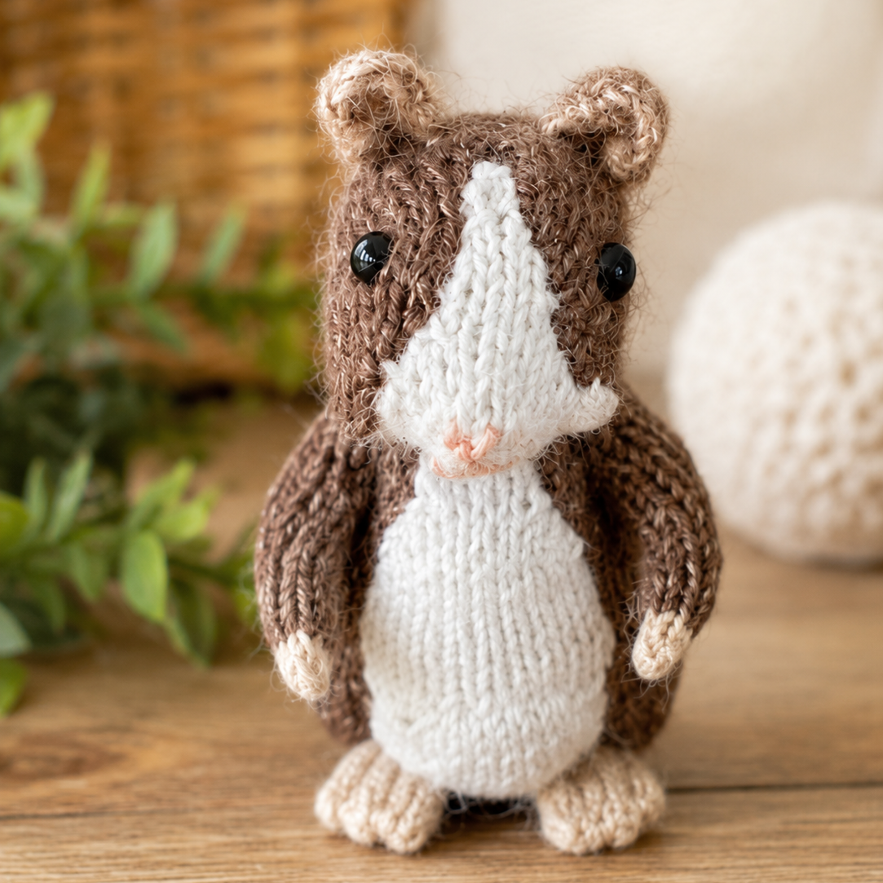 Poseable Guinea Pig Fibre Art Figurine, 12cm tall