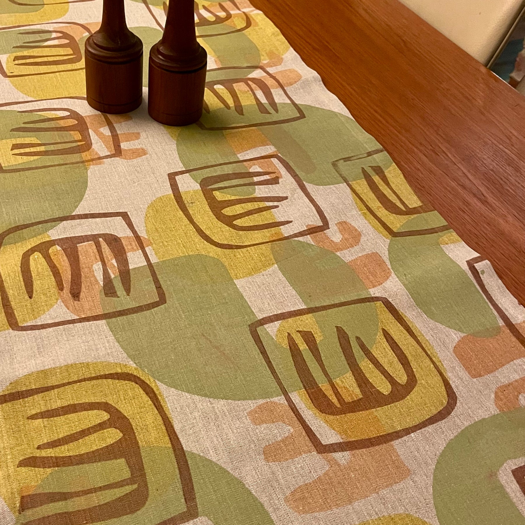 Table runner - bronze on olive motif