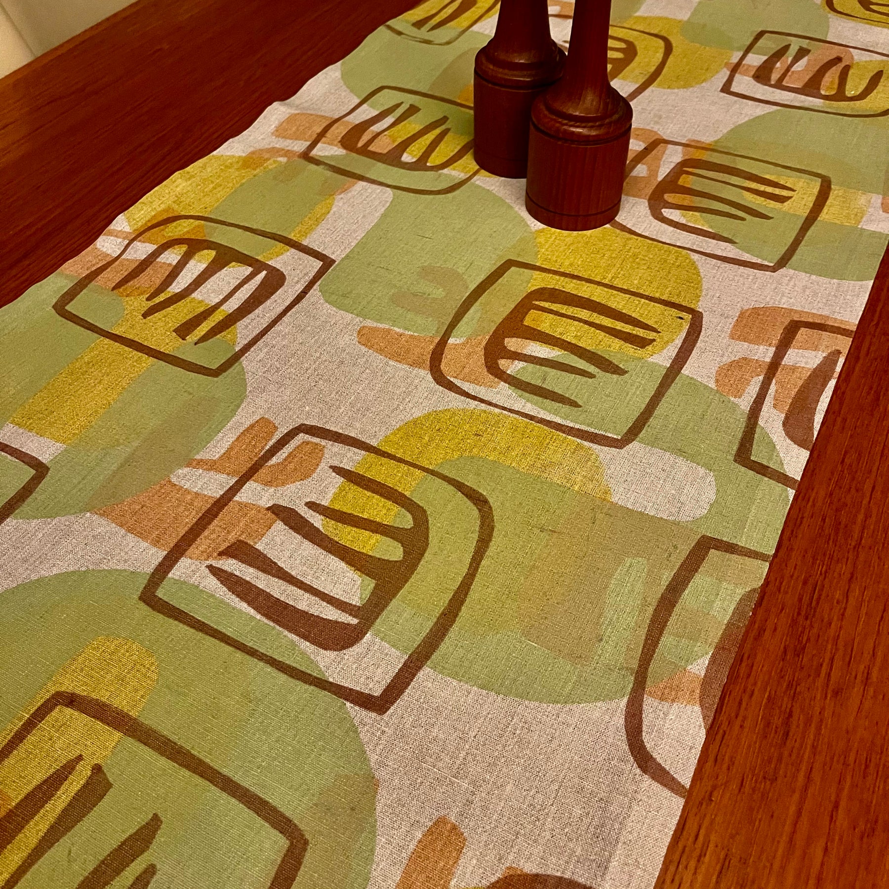 Table runner - bronze on olive motif
