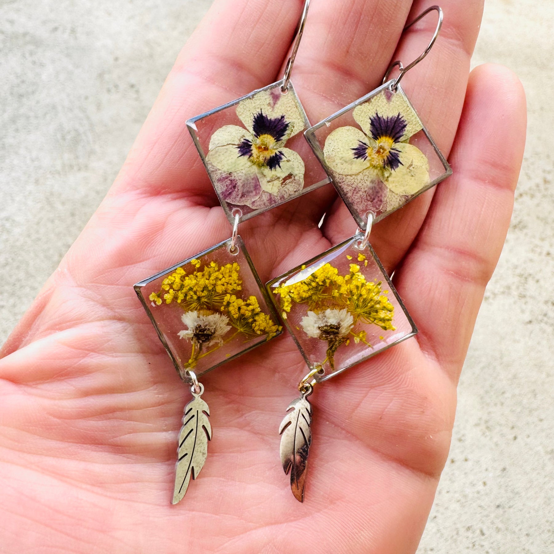 Double rhombus pansy pressed flower resin earrings