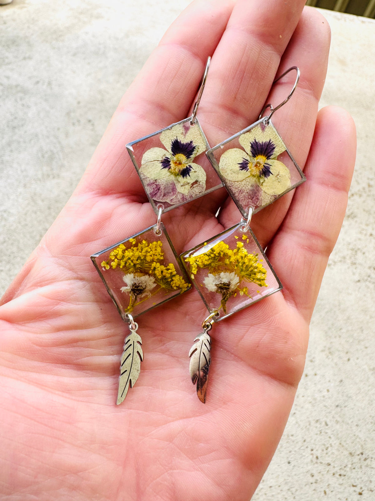 Double rhombus pansy pressed flower resin earrings
