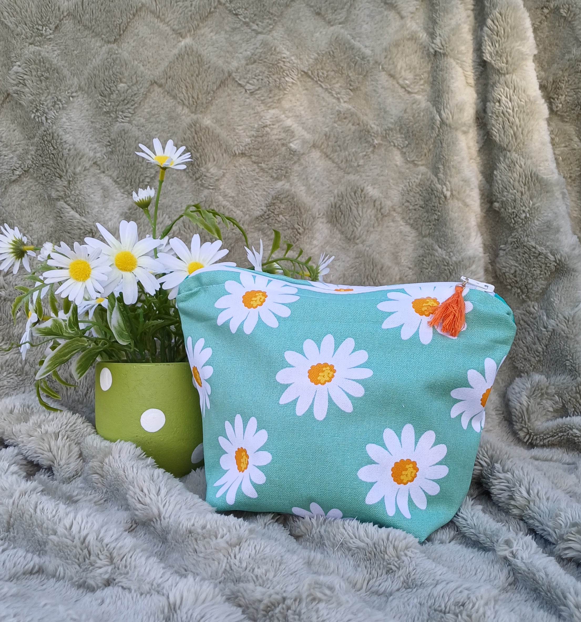 Green Daisy Zipper Pouch