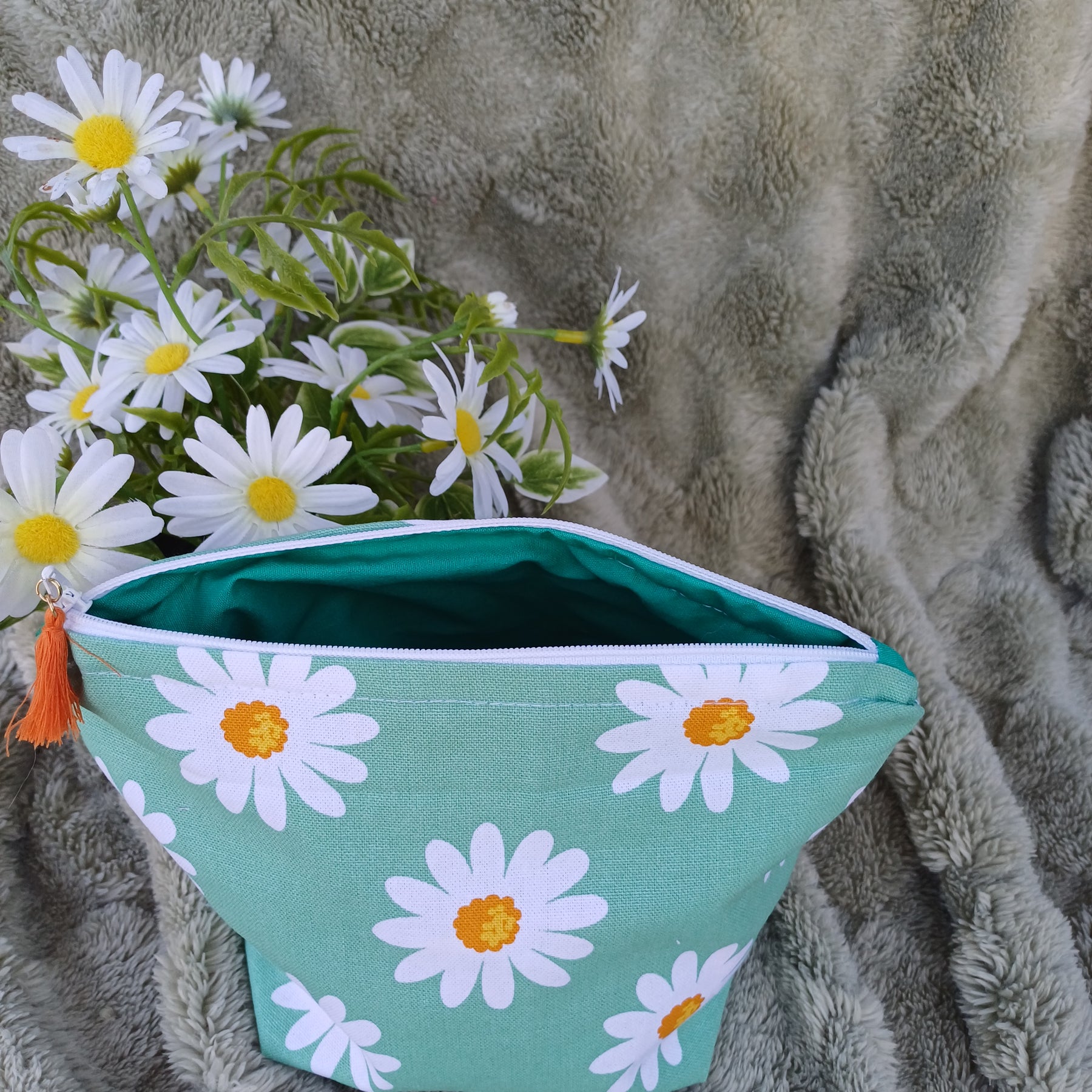 Green Daisy Zipper Pouch