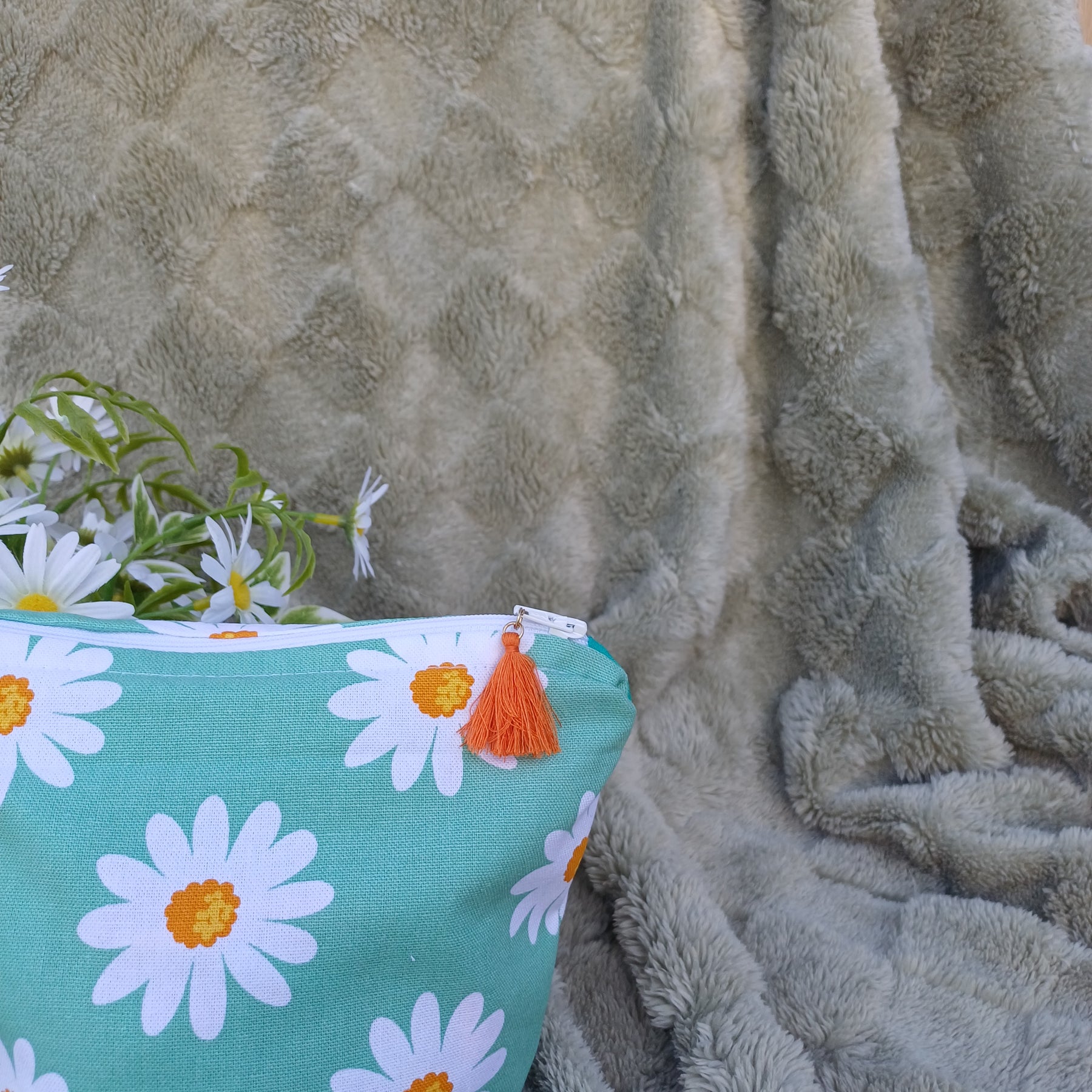 Green Daisy Zipper Pouch