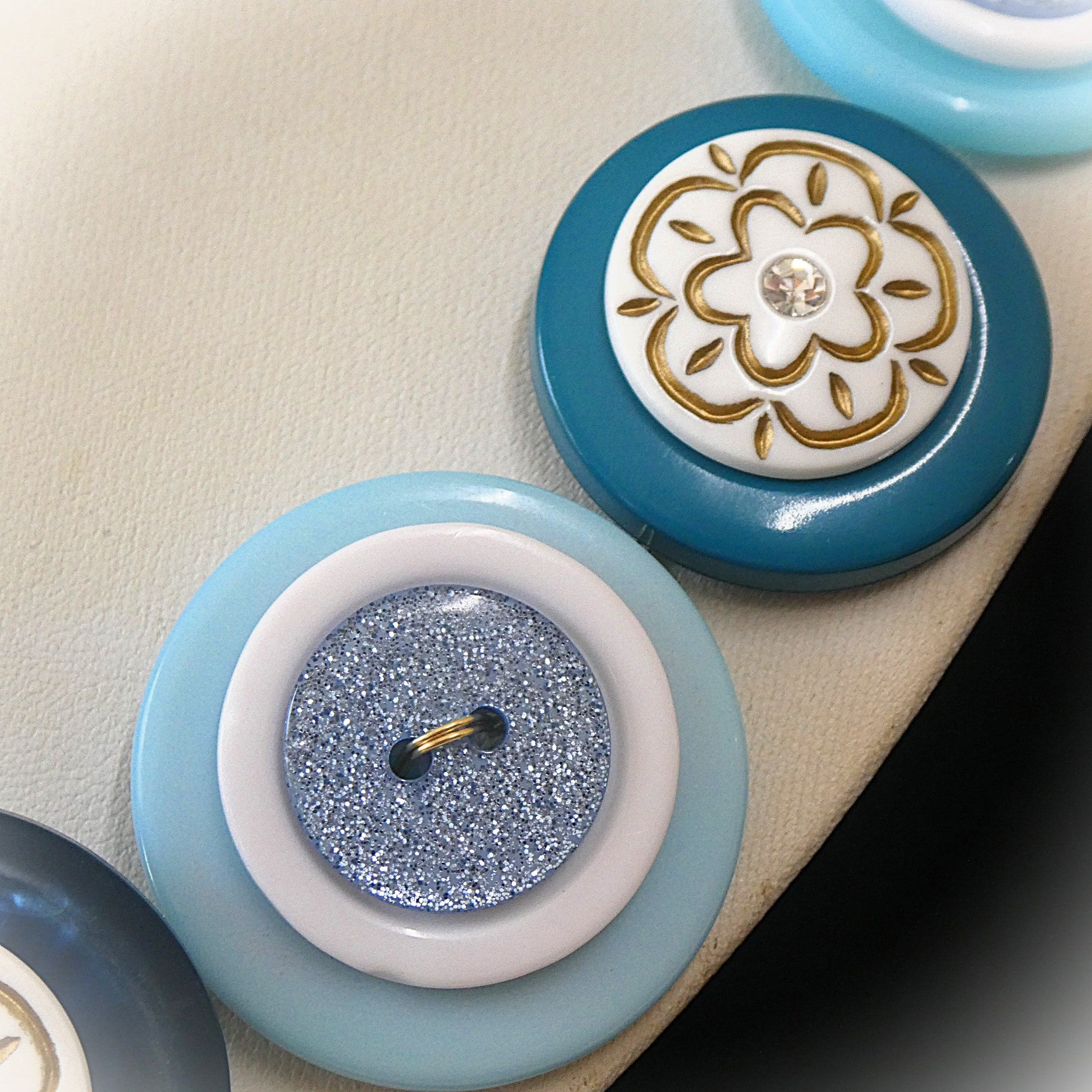 Button necklace - Ice Queen