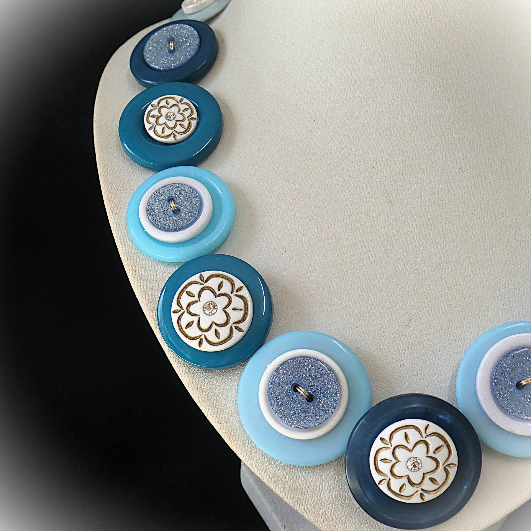 Button necklace - Ice Queen