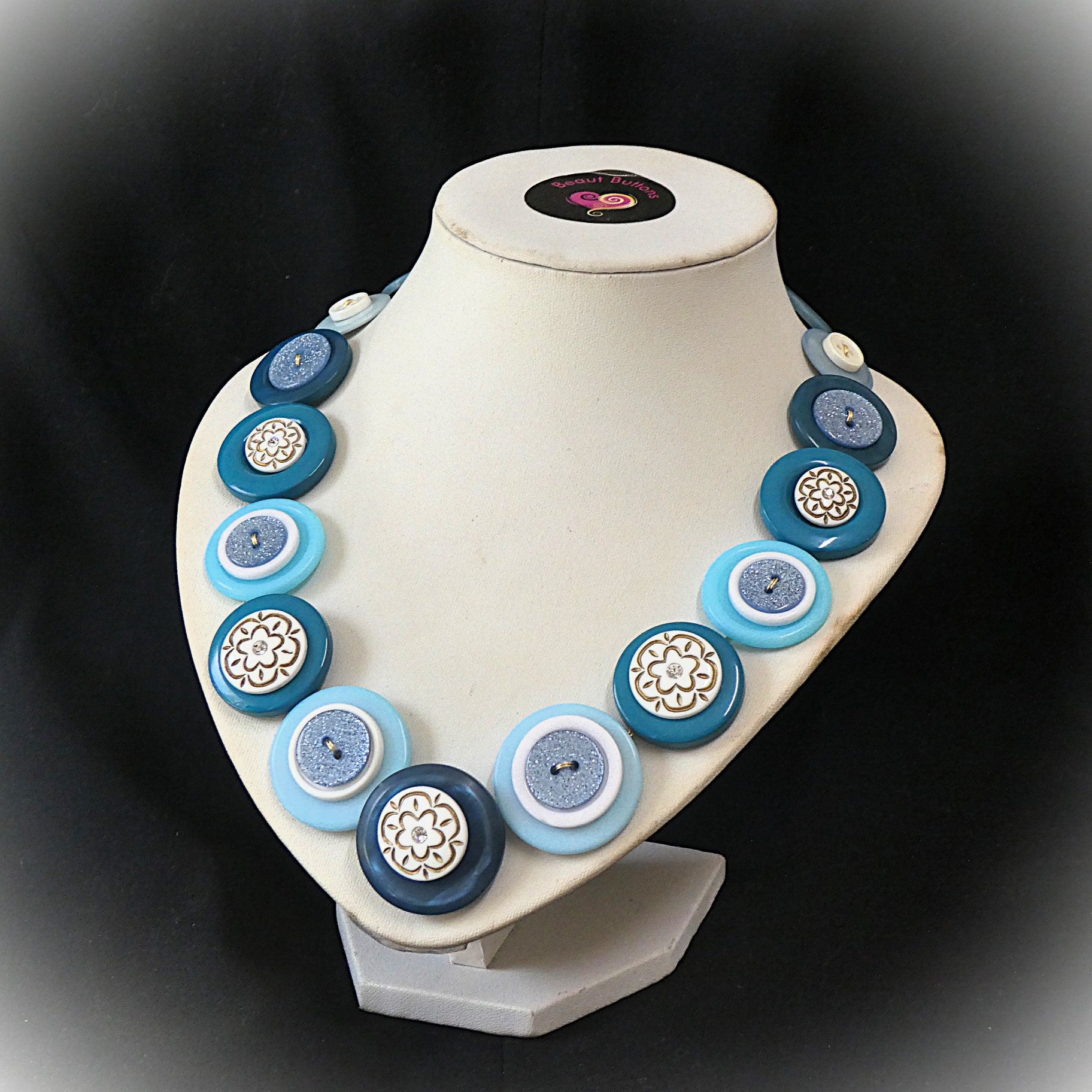 Button necklace - Ice Queen