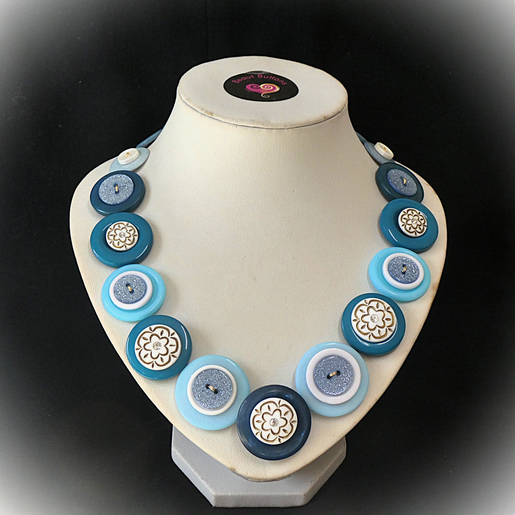 Button necklace - Ice Queen