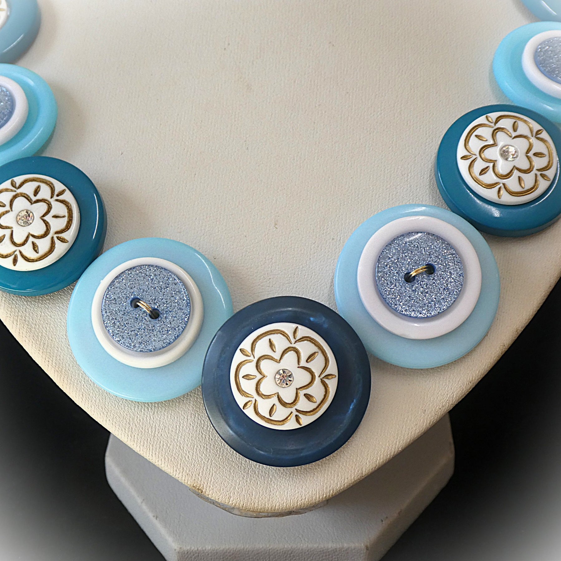 Button necklace - Ice Queen