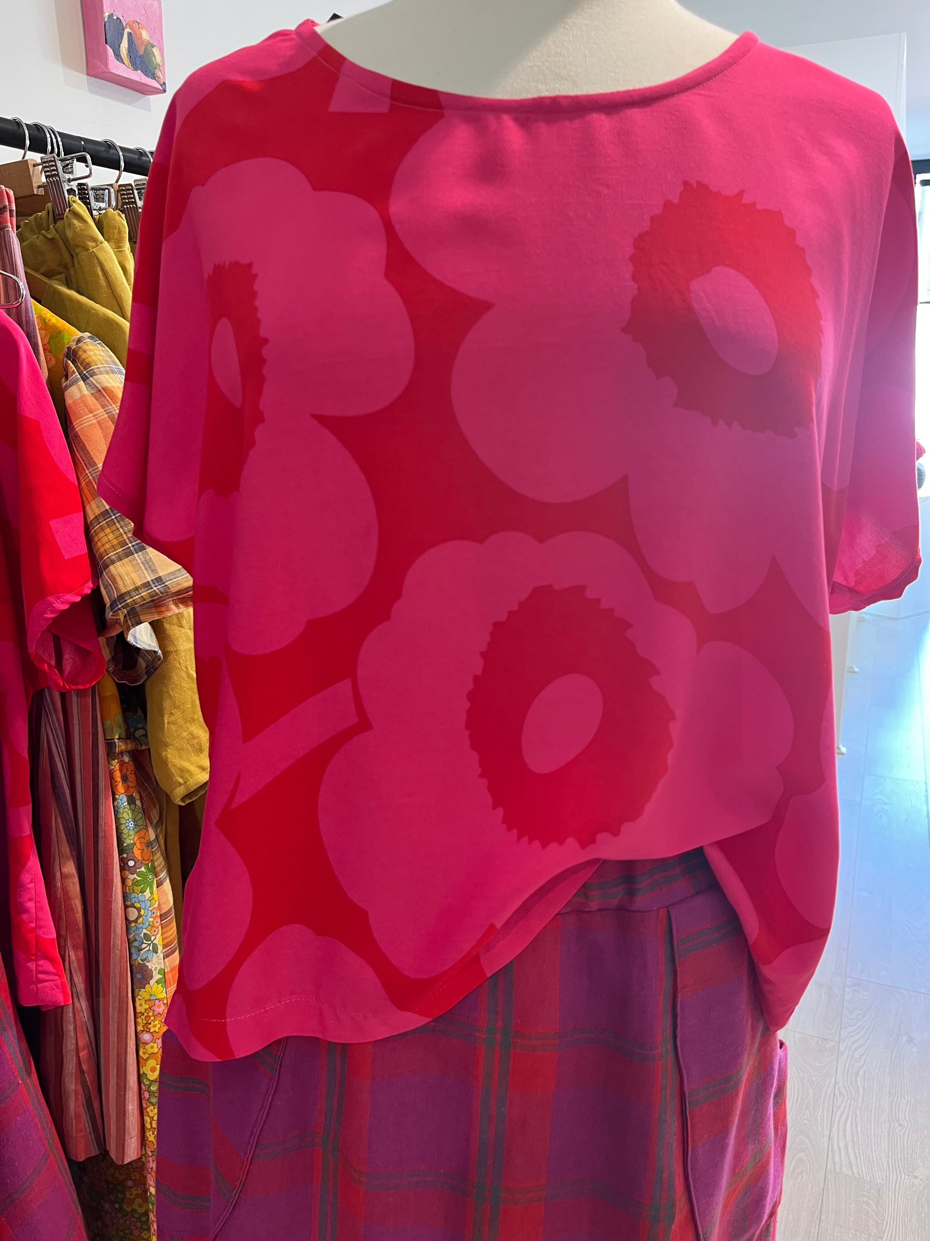 gorgeous red and pink daisy rayon top - large 12-14 - violetclothing - free postage