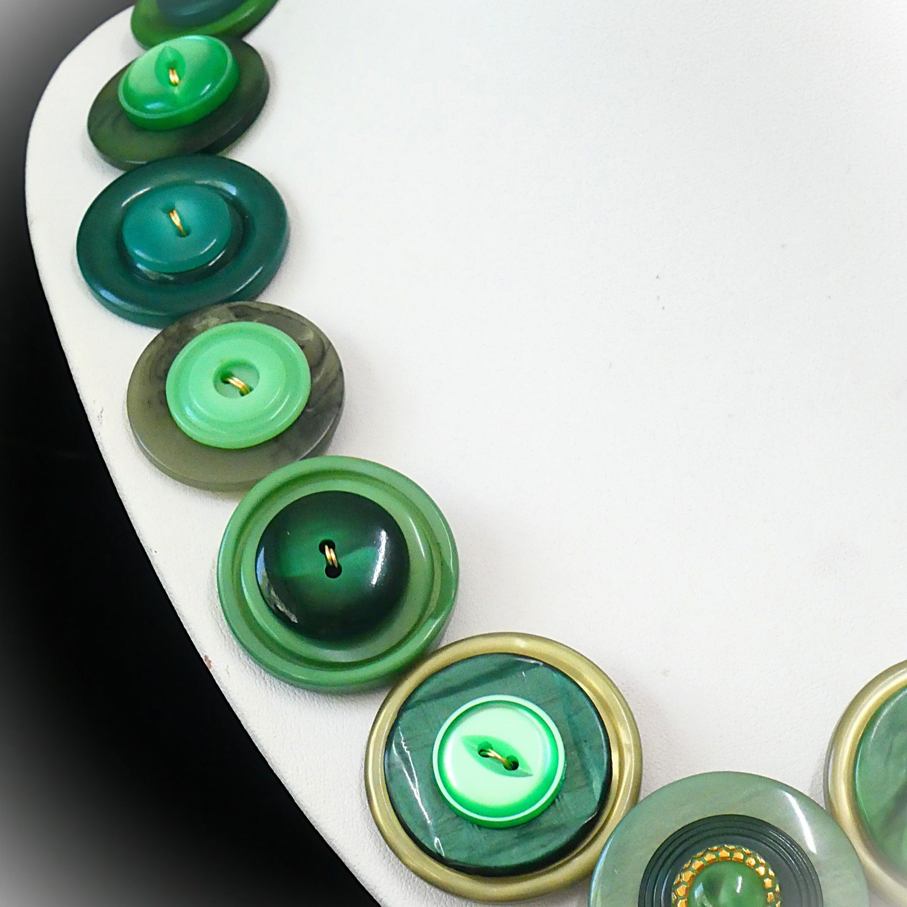 Button necklace - Go Green