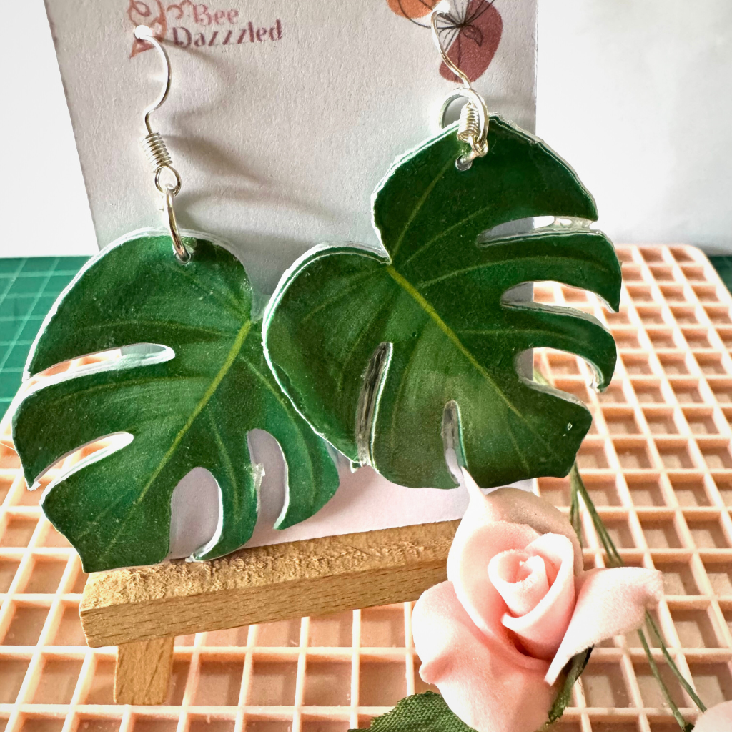 Leaf Green Lacquered Earrings – Handmade Nature-Inspired Elegance