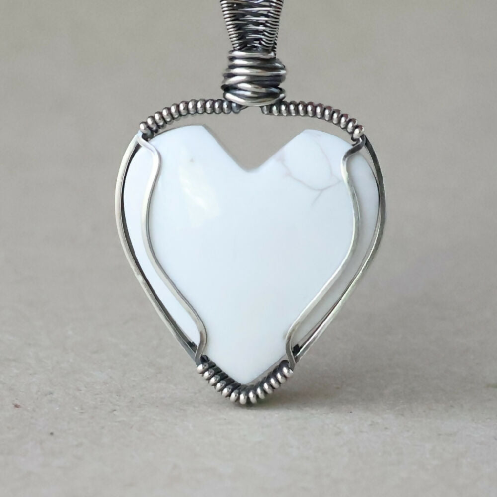 PJS05754_02_HowliteHeartPendant_C