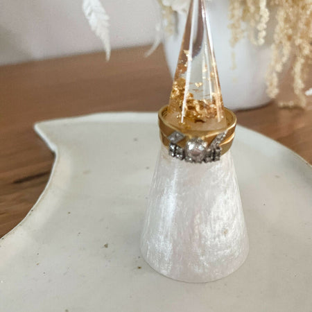 Resin ring holder - gold + pearl