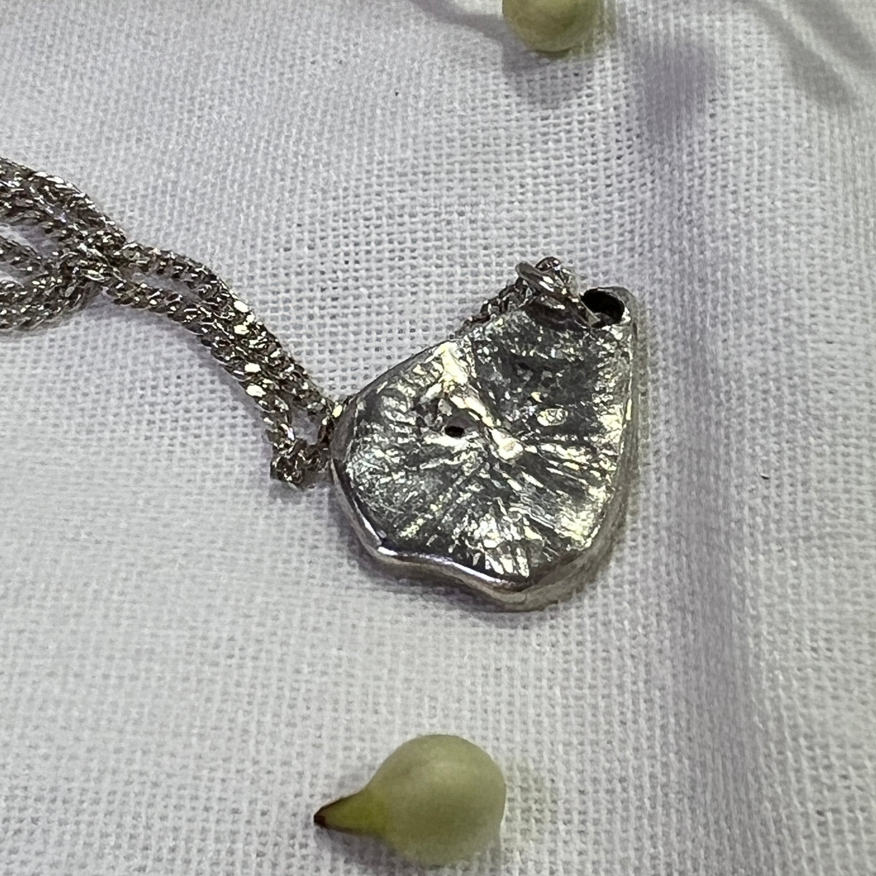 "Lake Bonney" SS Pendant with blue sapphire