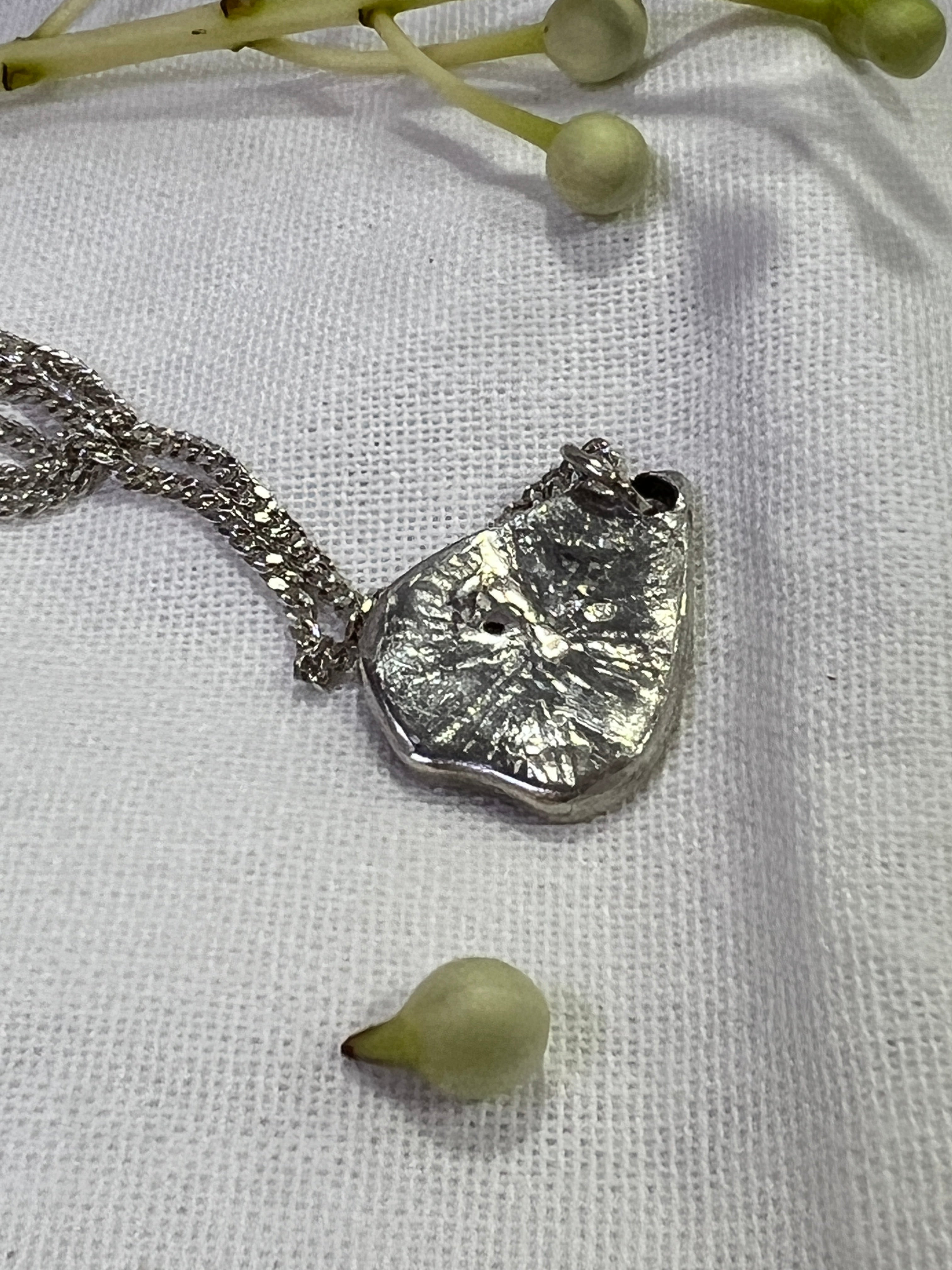 "Lake Bonney" SS Pendant with blue sapphire