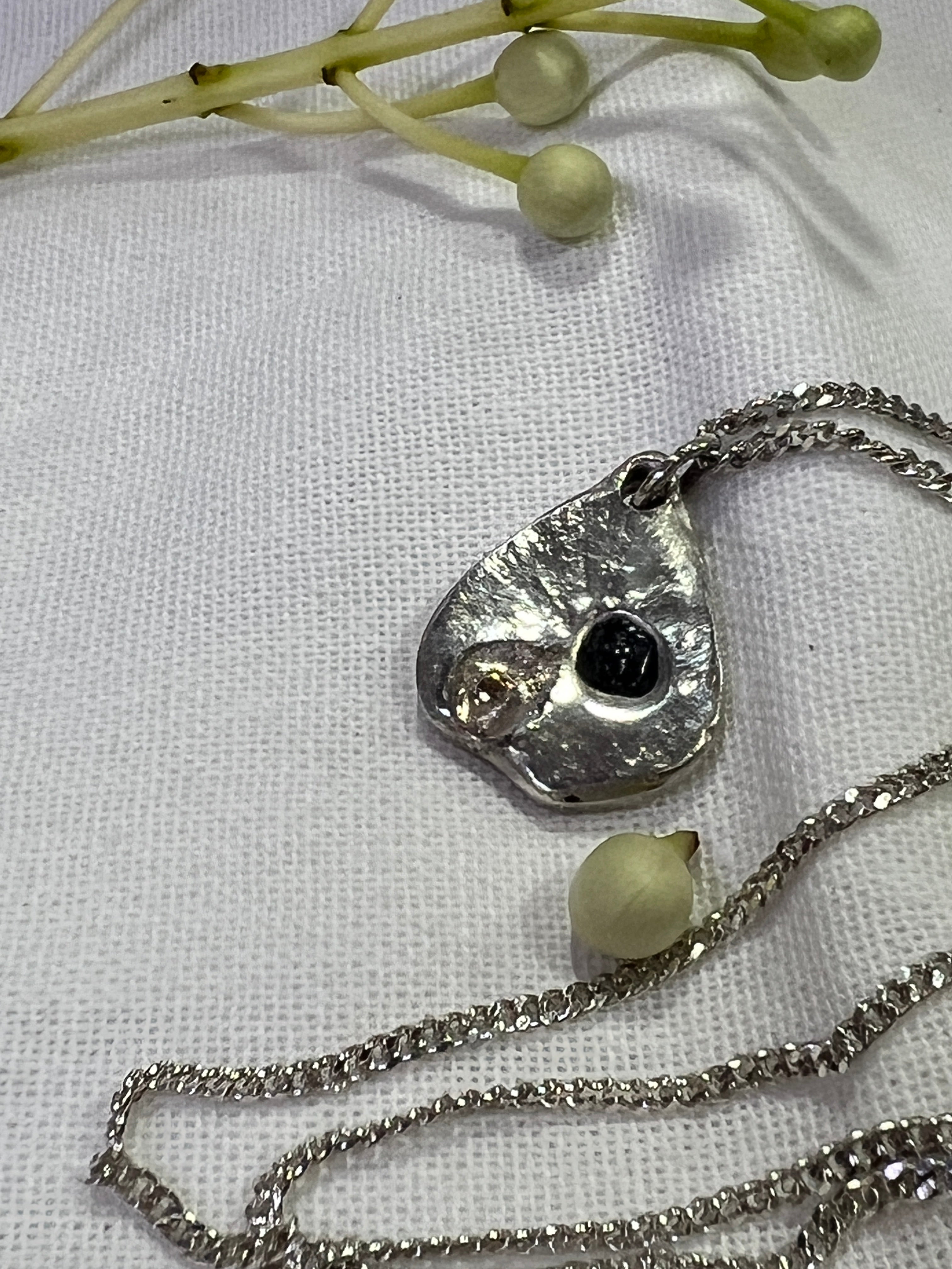 "Lake Bonney" SS Pendant with blue sapphire