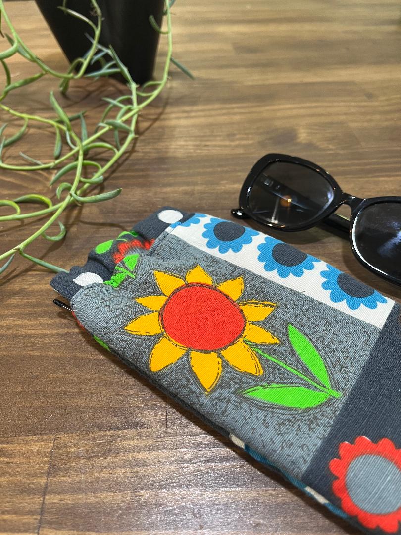 gorgeous daisy vintage fabric sunglass pouch - violetclothing - free postage