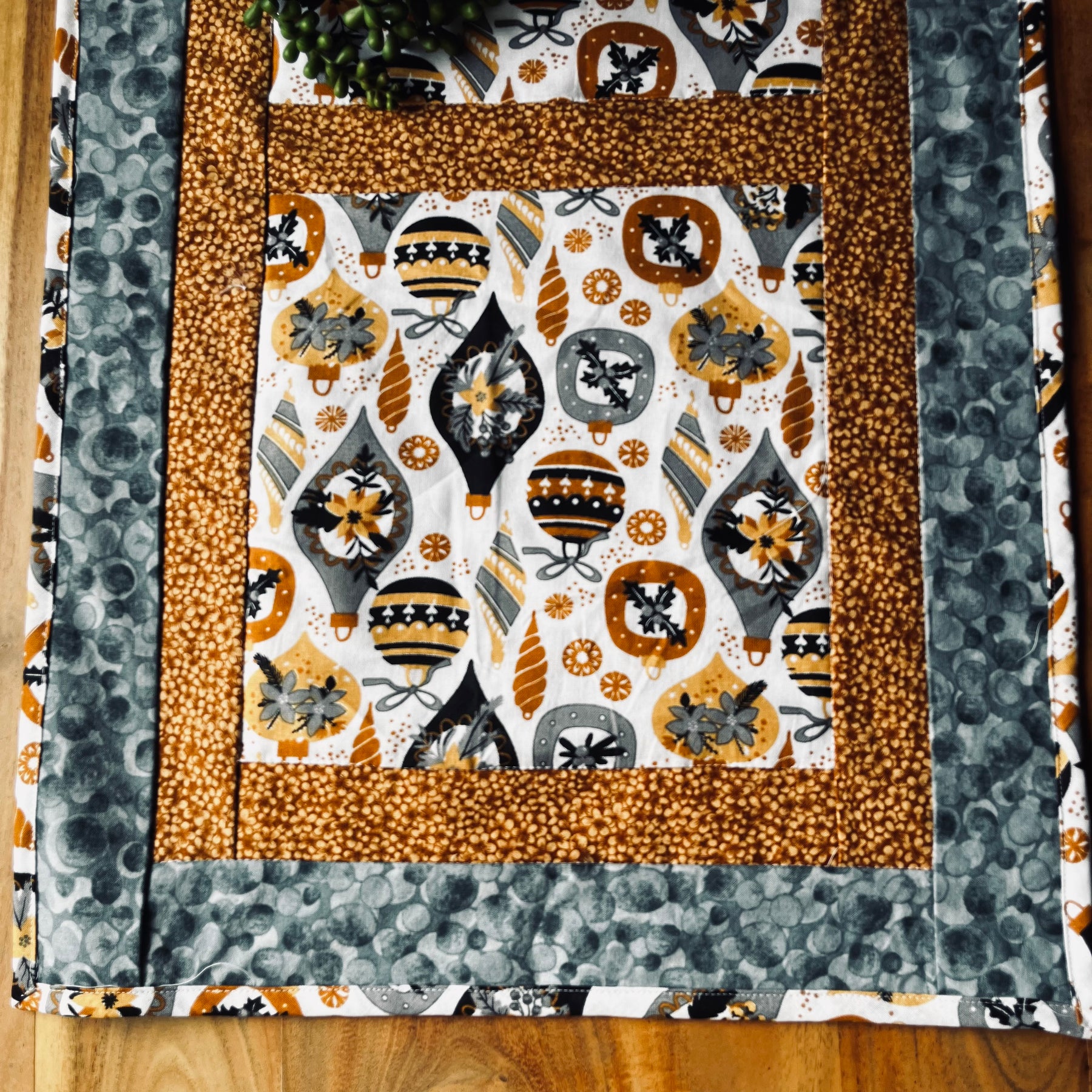 Christmas table runner | Reversible | christmas baubles