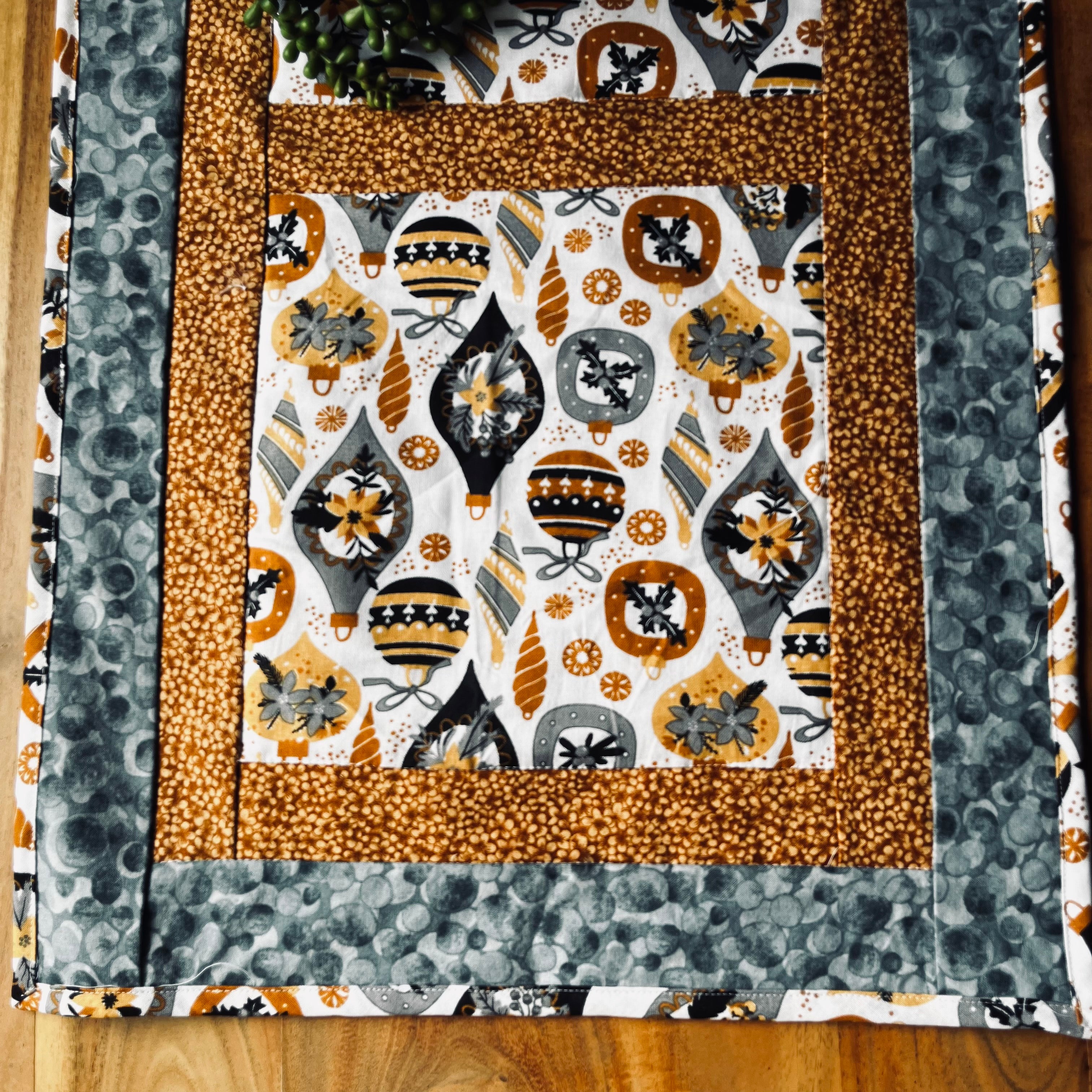 Christmas table runner | Reversible | christmas baubles