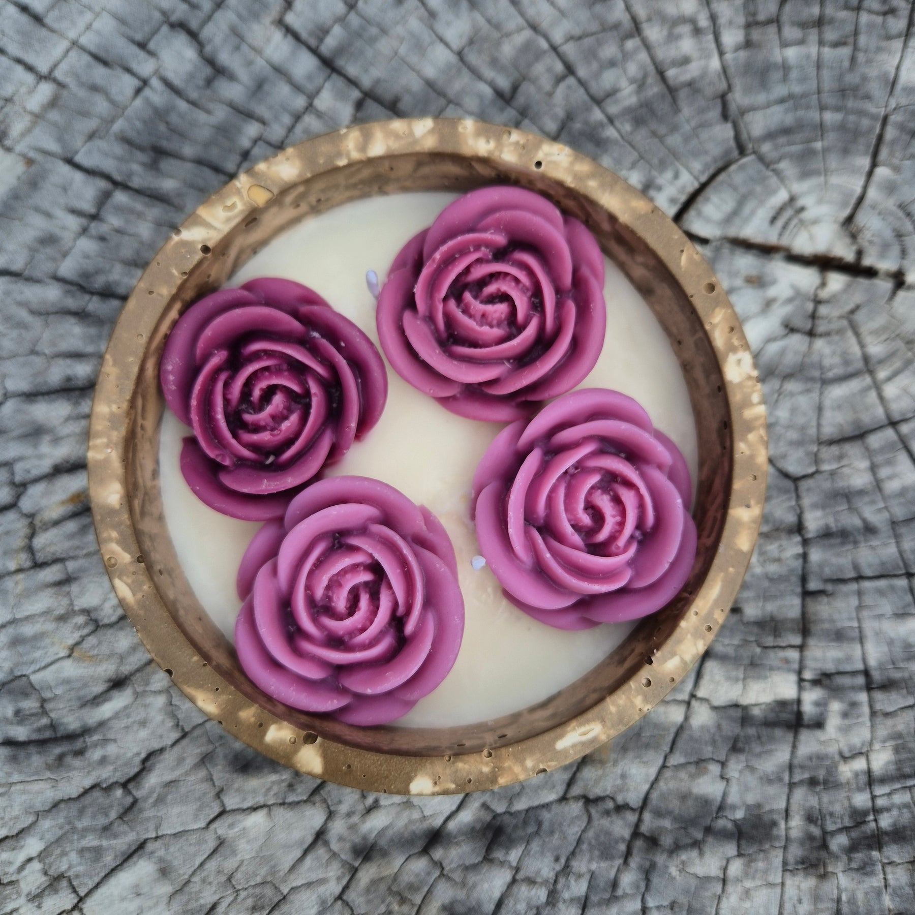 Round fluted brown concrete bowl candle with burgundy roses