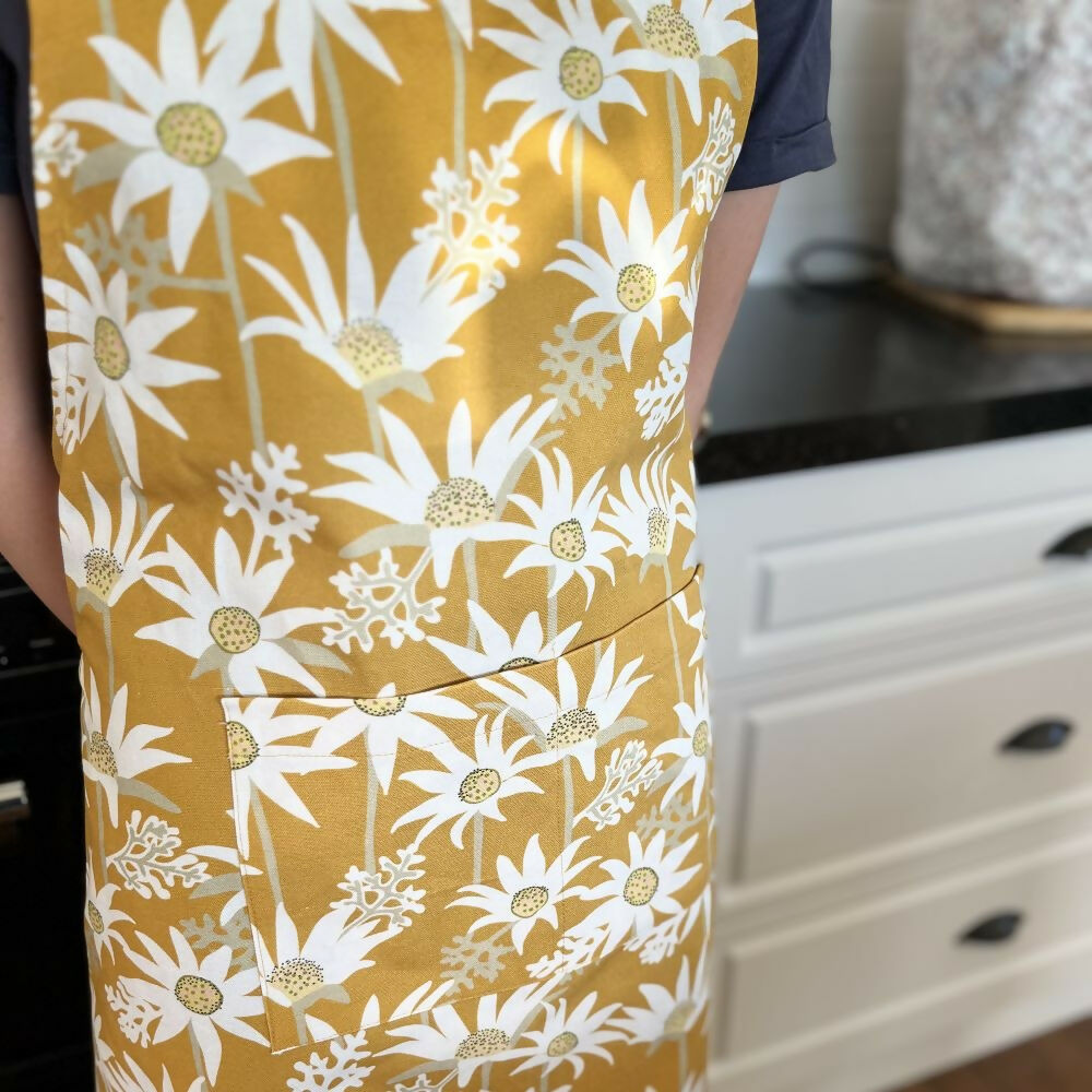 Apron in Flannel Flower Cotton Canvas